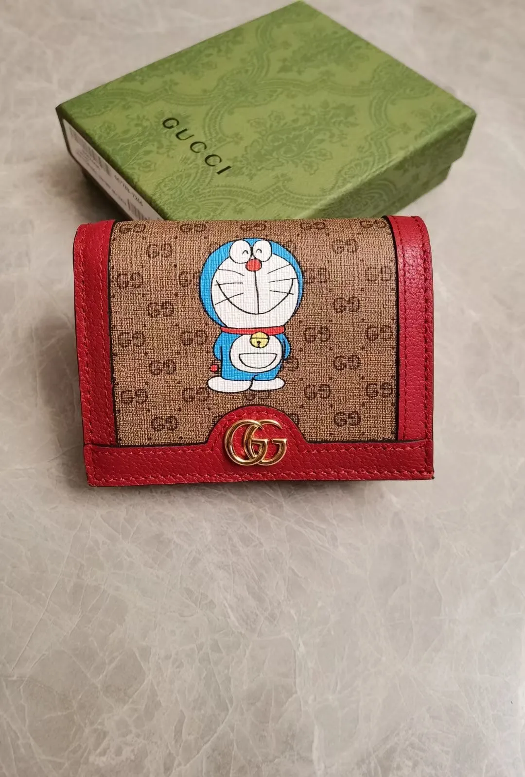 💰370🇭🇺🇭🇺 GUCCI latest! Original product! 🧤 🧤 Doraemon x Gucci joint series ~ short clip wallet ~ card holder! The various cute expressions of "Big Fatty" Doraemon are torn-printed on PVC high-grade fabrics and matched with original factory pig-grain cowhide, exquisite and fashionable, model number: 647788, size: 11x8.5x3cm