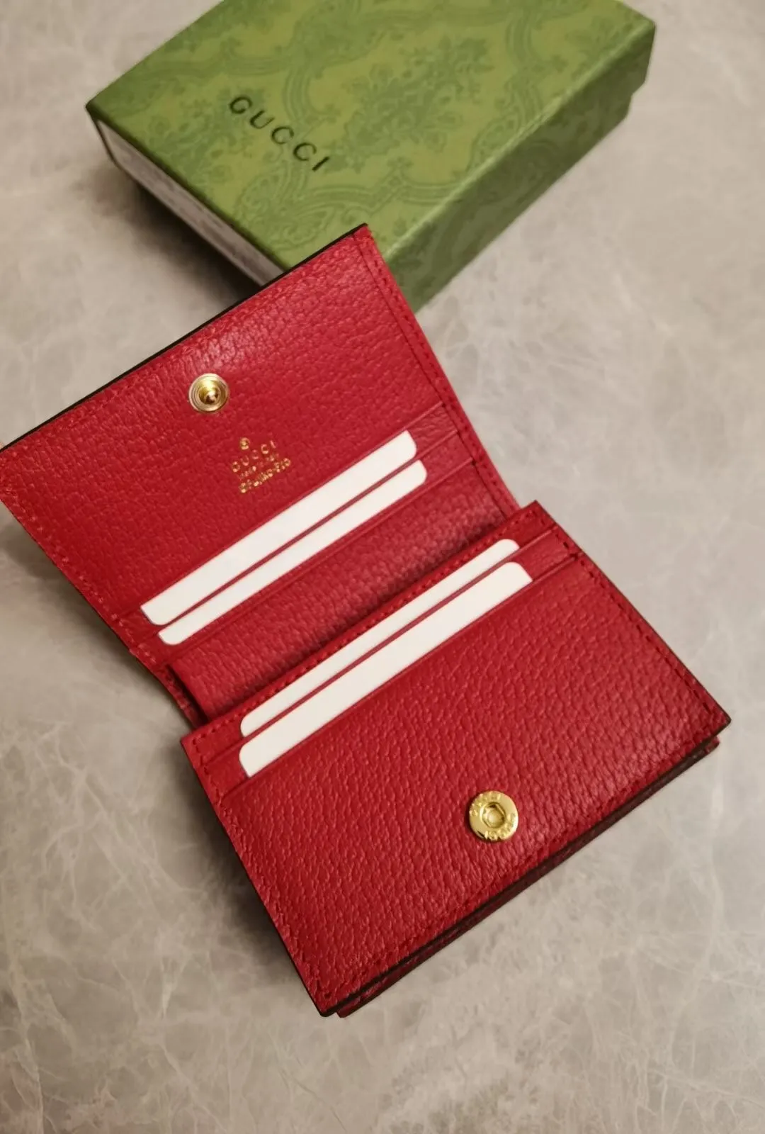 💰370🇭🇺🇭🇺 GUCCI latest! Original product! 🧤 🧤 Doraemon x Gucci joint series ~ short clip wallet ~ card holder! The various cute expressions of "Big Fatty" Doraemon are torn-printed on PVC high-grade fabrics and matched with original factory pig-grain cowhide, exquisite and fashionable, model number: 647788, size: 11x8.5x3cm