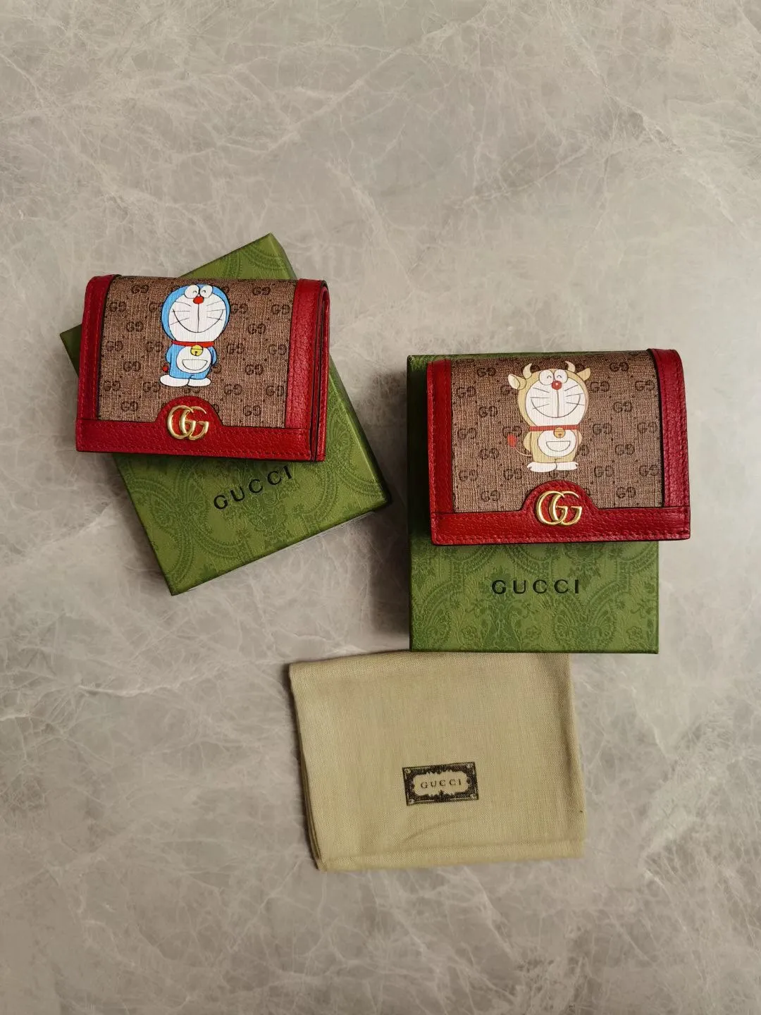 💰370🇭🇺🇭🇺 GUCCI latest! Original product! 🧤 🧤 Doraemon x Gucci joint series ~ short clip wallet ~ card holder! The various cute expressions of "Big Fatty" Doraemon are torn-printed on PVC high-grade fabrics and matched with original factory pig-grain cowhide, exquisite and fashionable, model number: 647788, size: 11x8.5x3cm