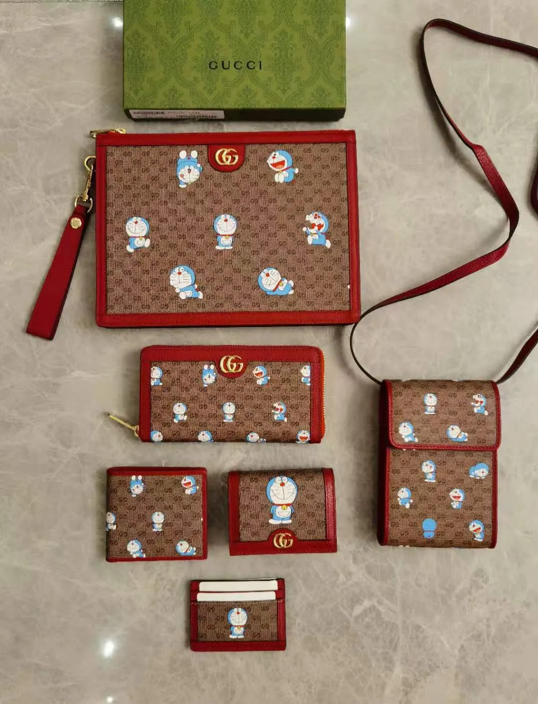 💰370🇭🇺🇭🇺 GUCCI latest! Original product! 🧤 🧤 Doraemon x Gucci joint series ~ short clip wallet ~ card holder! The various cute expressions of "Big Fatty" Doraemon are torn-printed on PVC high-grade fabrics and matched with original factory pig-grain cowhide, exquisite and fashionable, model number: 647788, size: 11x8.5x3cm