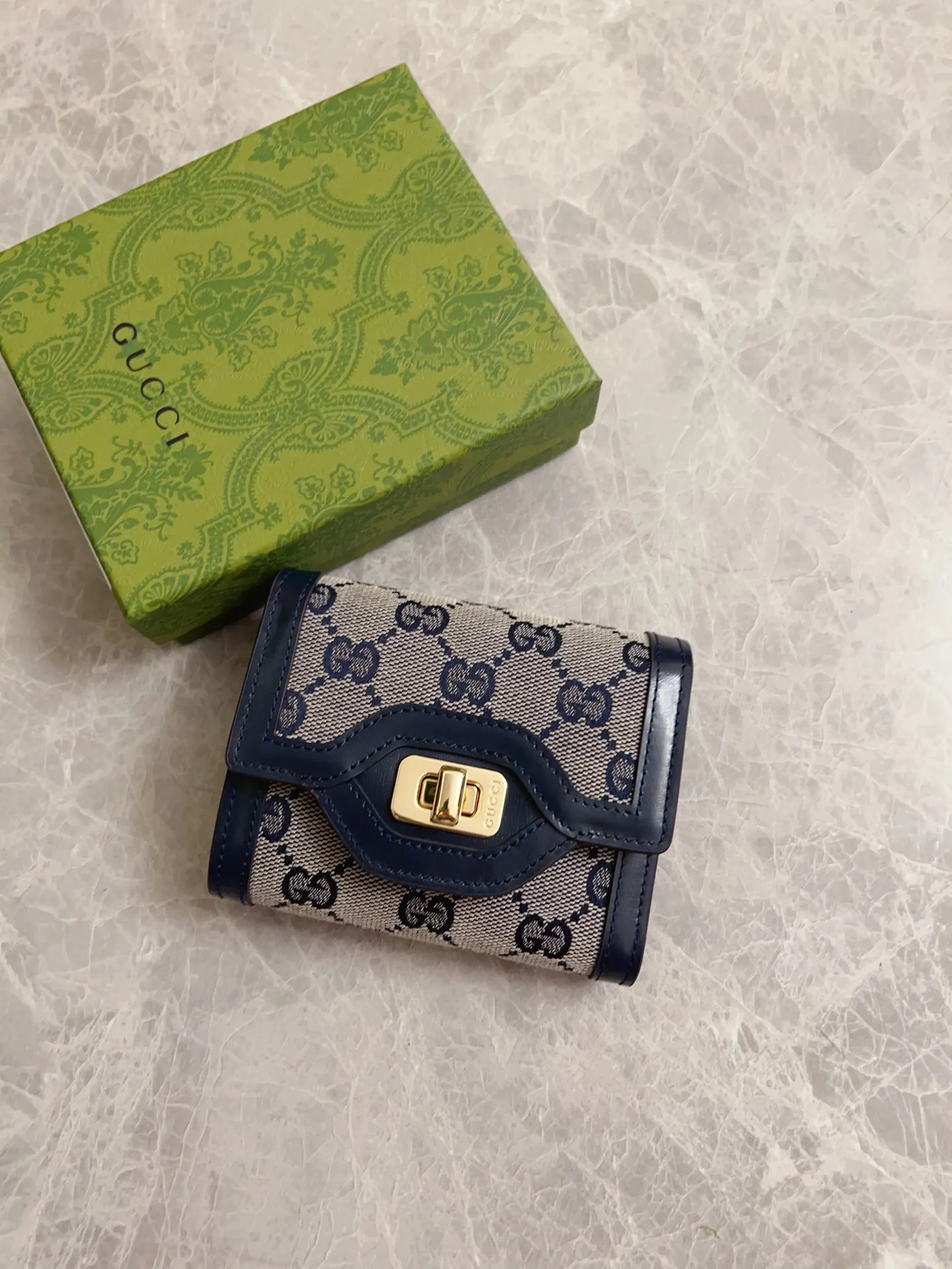 💰480 🇮🇹🇮🇹The Gucci Luce series exudes a strong sense of playfulness and fun. "Luce" means "light" in Italian. Original GG canvas brings design essence to this elegant mini shoulder bag. Blue cowhide piping and light gold-toned hardware are complemented by beige and ebony graphics. Model: 790035 Size: 12x 11x 3cm Color: Blue/Brown