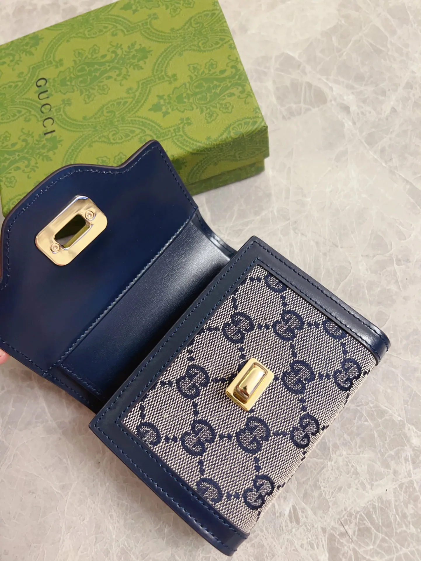 💰480 🇮🇹🇮🇹The Gucci Luce series exudes a strong sense of playfulness and fun. "Luce" means "light" in Italian. Original GG canvas brings design essence to this elegant mini shoulder bag. Blue cowhide piping and light gold-toned hardware are complemented by beige and ebony graphics. Model: 790035 Size: 12x 11x 3cm Color: Blue/Brown