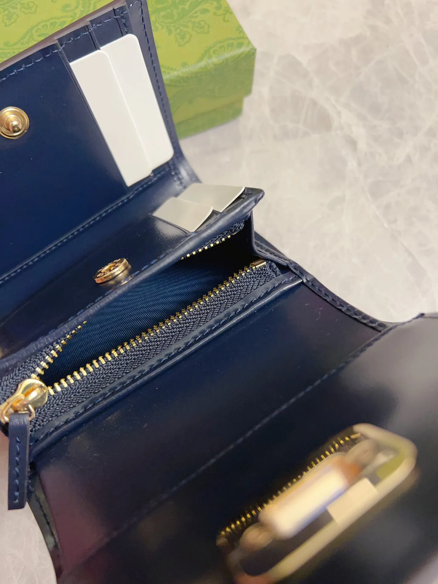 💰480 🇮🇹🇮🇹The Gucci Luce series exudes a strong sense of playfulness and fun. "Luce" means "light" in Italian. Original GG canvas brings design essence to this elegant mini shoulder bag. Blue cowhide piping and light gold-toned hardware are complemented by beige and ebony graphics. Model: 790035 Size: 12x 11x 3cm Color: Blue/Brown