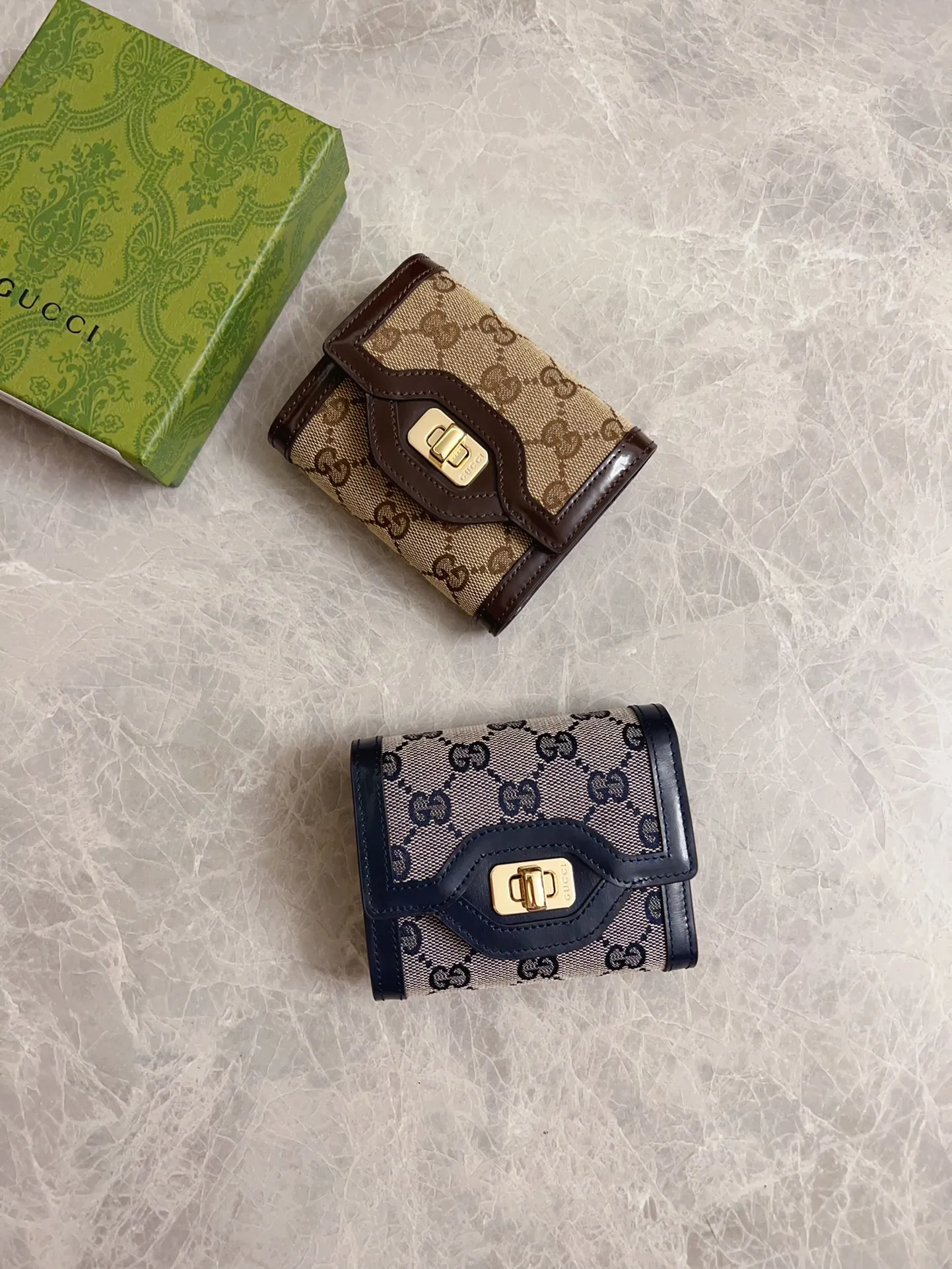💰480 🇮🇹🇮🇹The Gucci Luce series exudes a strong sense of playfulness and fun. "Luce" means "light" in Italian. Original GG canvas brings design essence to this elegant mini shoulder bag. Blue cowhide piping and light gold-toned hardware are complemented by beige and ebony graphics. Model: 790035 Size: 12x 11x 3cm Color: Blue/Brown