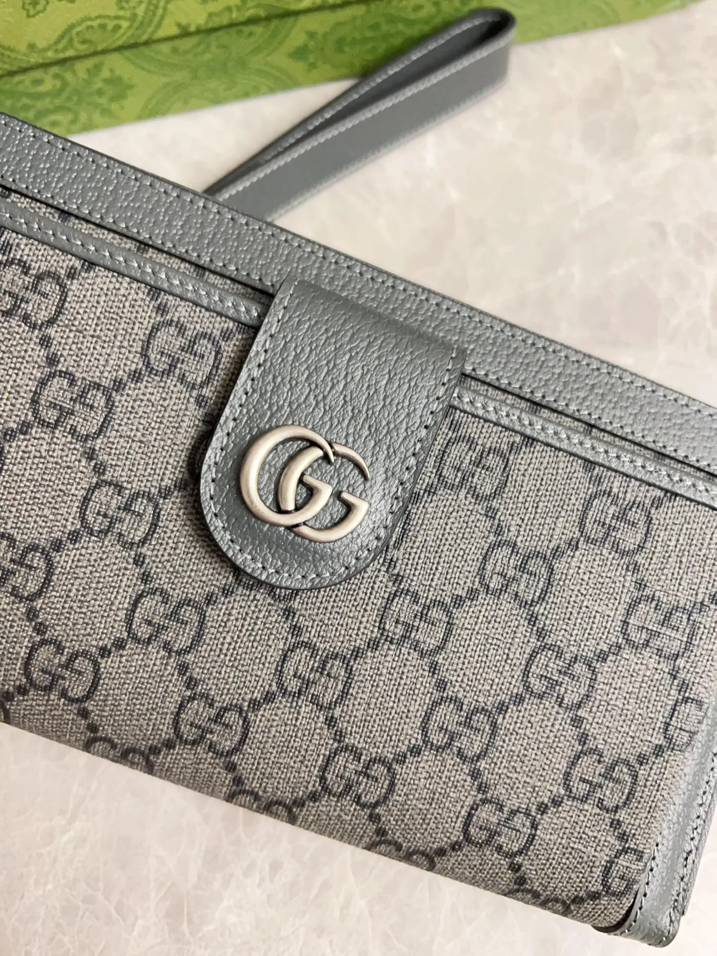 💰600 🇭🇺🇭🇺GG Ophidia series combines the traditional essence of Gucci with modern design to present dazzling new works with ingenuity. 🧤🧤This wallet is crafted from GG Supreme canvas and embellished with palladium silver-toned Double G-shaped accessories, making the entire design more eye-catching. 🧤🧤Detachable wrist strap, zipper closure🧤🧤Model number: 760248. Dimensions: 21(width) x 12(h) x 4cm(d)