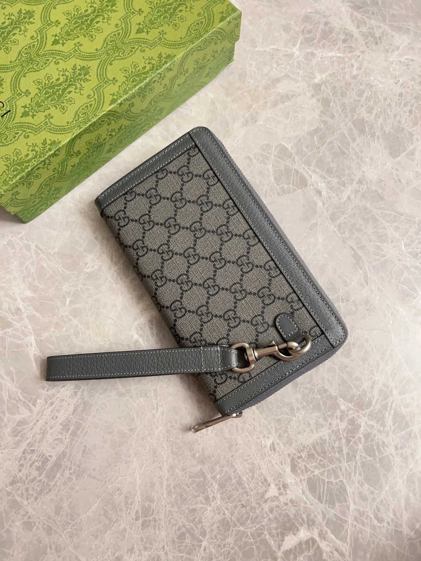 💰600 🇭🇺🇭🇺GG Ophidia series combines the traditional essence of Gucci with modern design to present dazzling new works with ingenuity. 🧤🧤This wallet is crafted from GG Supreme canvas and embellished with palladium silver-toned Double G-shaped accessories, making the entire design more eye-catching. 🧤🧤Detachable wrist strap, zipper closure🧤🧤Model number: 760248. Dimensions: 21(width) x 12(h) x 4cm(d)