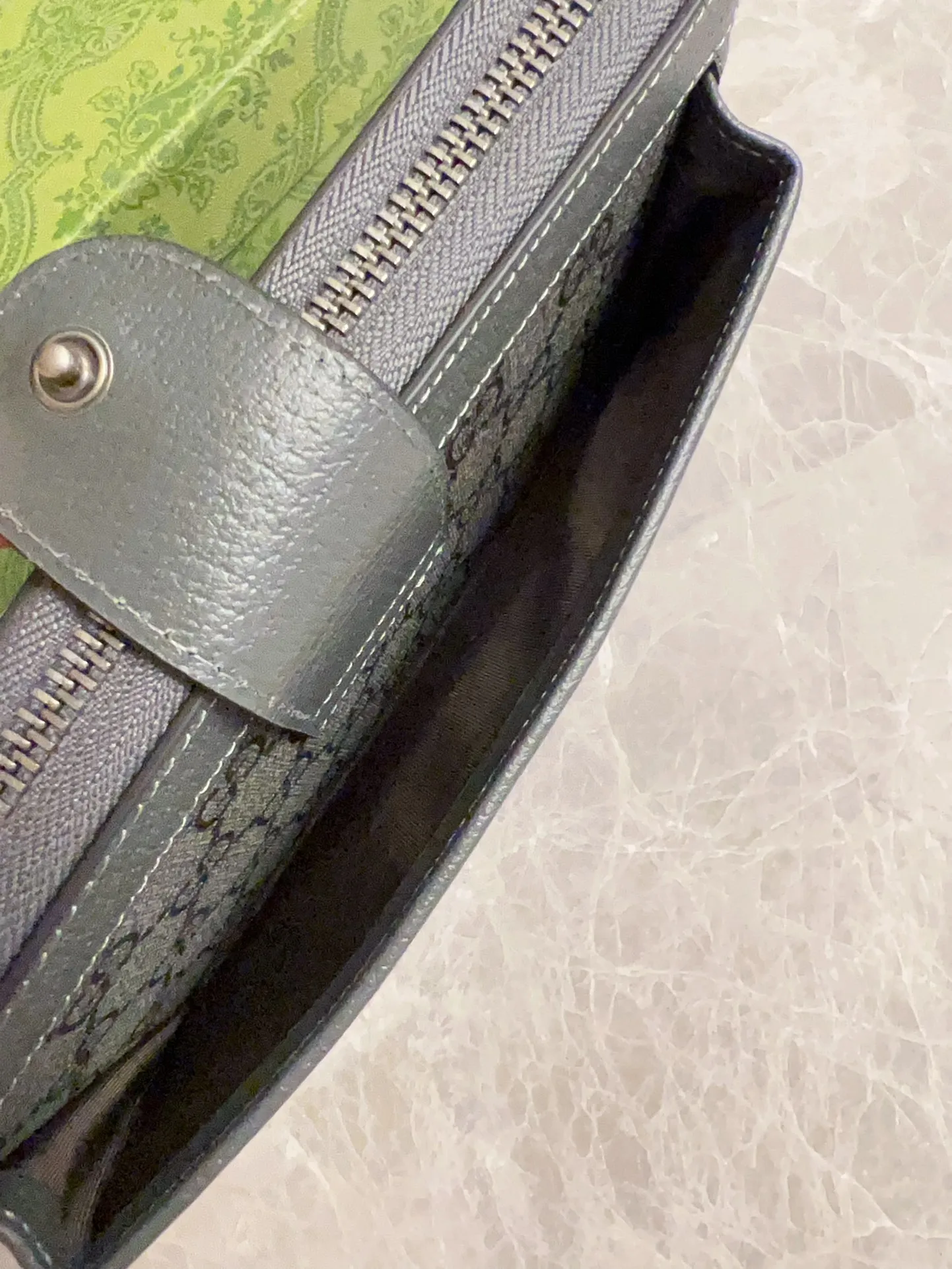 💰600 🇭🇺🇭🇺GG Ophidia series combines the traditional essence of Gucci with modern design to present dazzling new works with ingenuity. 🧤🧤This wallet is crafted from GG Supreme canvas and embellished with palladium silver-toned Double G-shaped accessories, making the entire design more eye-catching. 🧤🧤Detachable wrist strap, zipper closure🧤🧤Model number: 760248. Dimensions: 21(width) x 12(h) x 4cm(d)