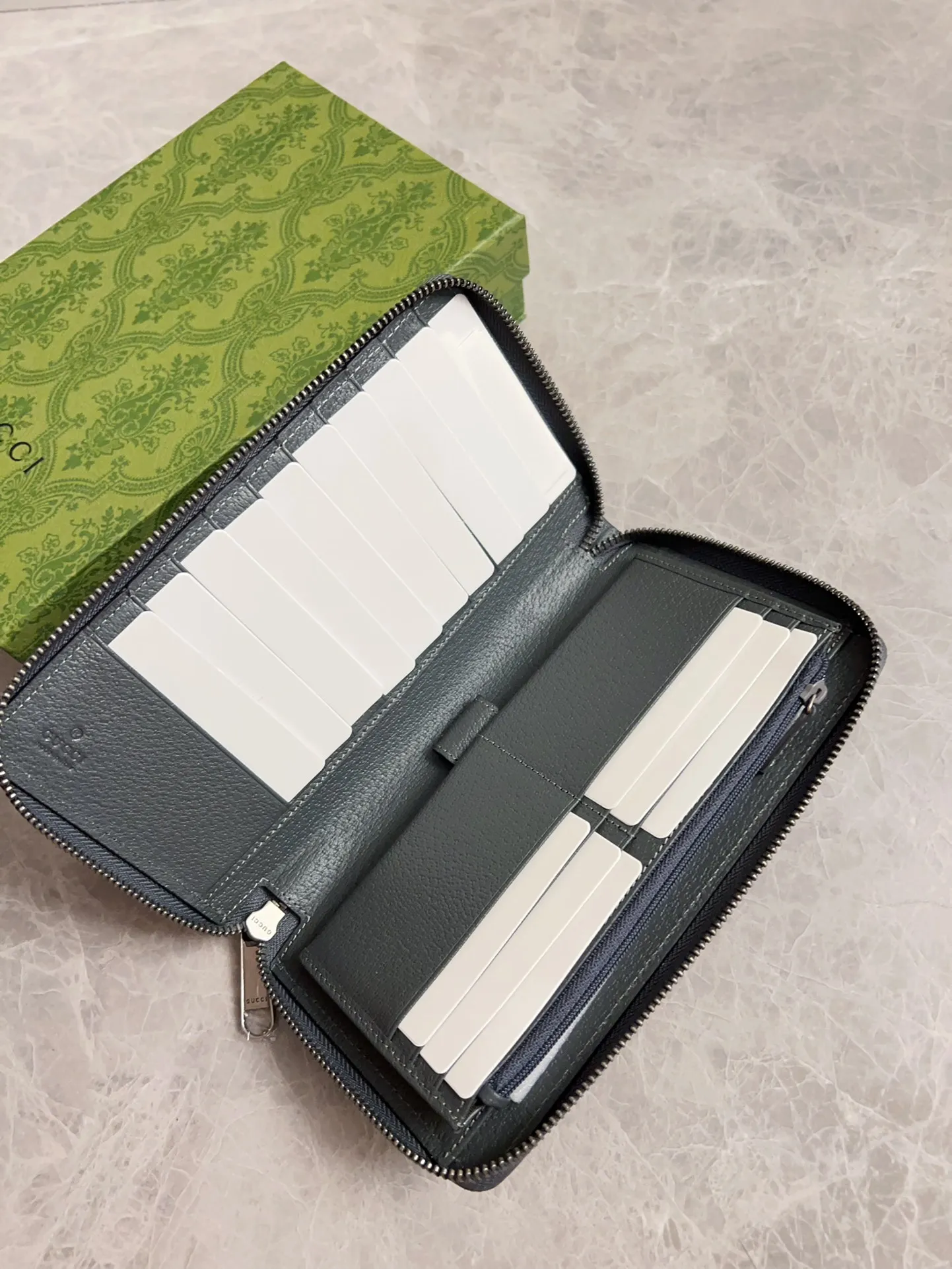 💰600 🇭🇺🇭🇺GG Ophidia series combines the traditional essence of Gucci with modern design to present dazzling new works with ingenuity. 🧤🧤This wallet is crafted from GG Supreme canvas and embellished with palladium silver-toned Double G-shaped accessories, making the entire design more eye-catching. 🧤🧤Detachable wrist strap, zipper closure🧤🧤Model number: 760248. Dimensions: 21(width) x 12(h) x 4cm(d)