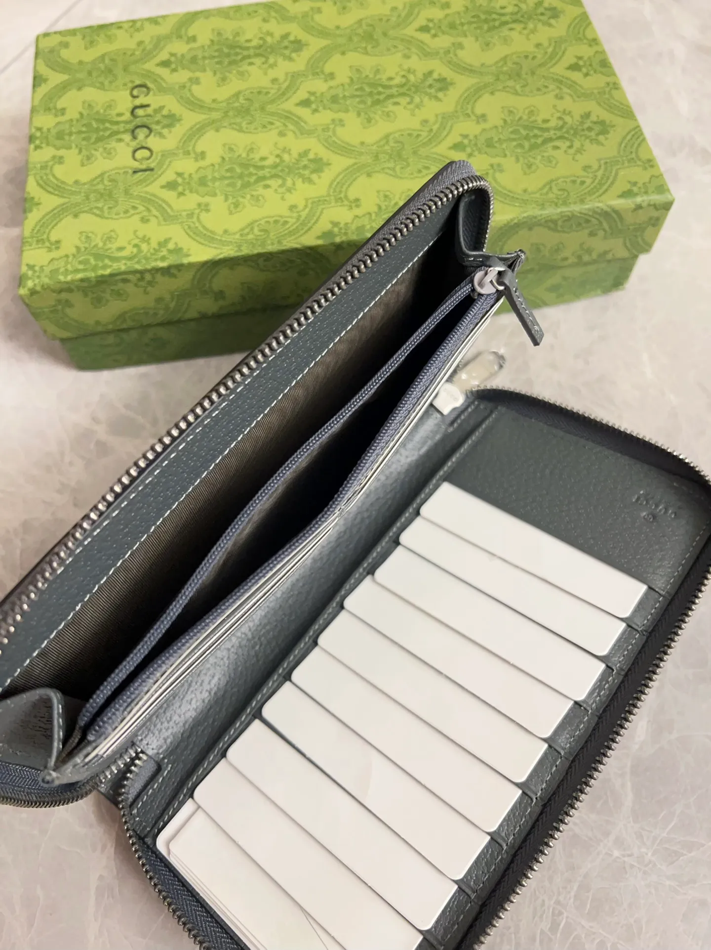 💰600 🇭🇺🇭🇺GG Ophidia series combines the traditional essence of Gucci with modern design to present dazzling new works with ingenuity. 🧤🧤This wallet is crafted from GG Supreme canvas and embellished with palladium silver-toned Double G-shaped accessories, making the entire design more eye-catching. 🧤🧤Detachable wrist strap, zipper closure🧤🧤Model number: 760248. Dimensions: 21(width) x 12(h) x 4cm(d)
