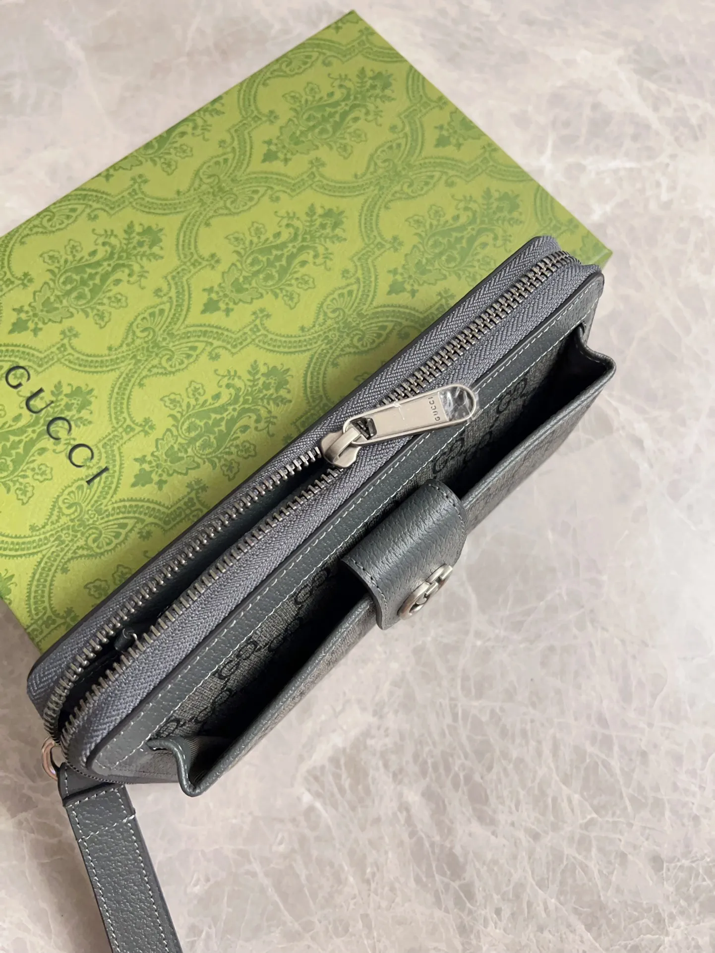 💰600 🇭🇺🇭🇺GG Ophidia series combines the traditional essence of Gucci with modern design to present dazzling new works with ingenuity. 🧤🧤This wallet is crafted from GG Supreme canvas and embellished with palladium silver-toned Double G-shaped accessories, making the entire design more eye-catching. 🧤🧤Detachable wrist strap, zipper closure🧤🧤Model number: 760248. Dimensions: 21(width) x 12(h) x 4cm(d)