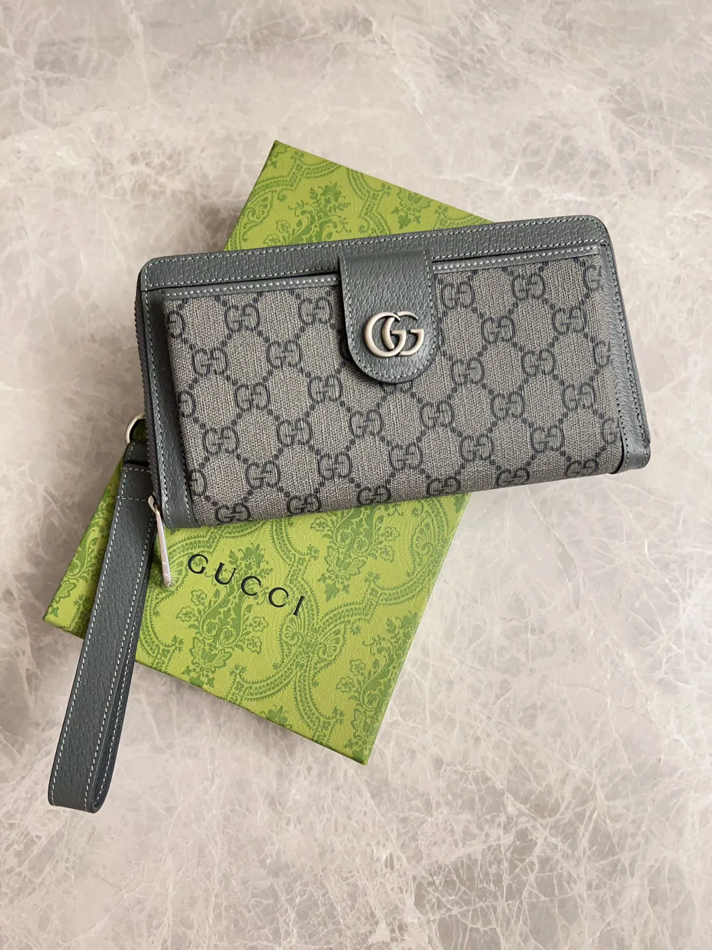 💰600 🇭🇺🇭🇺GG Ophidia series combines the traditional essence of Gucci with modern design to present dazzling new works with ingenuity. 🧤🧤This wallet is crafted from GG Supreme canvas and embellished with palladium silver-toned Double G-shaped accessories, making the entire design more eye-catching. 🧤🧤Detachable wrist strap, zipper closure🧤🧤Model number: 760248. Dimensions: 21(width) x 12(h) x 4cm(d)