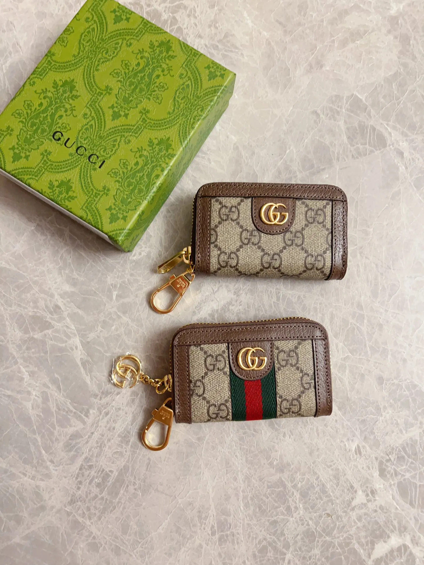 💰320 🇭🇺🇭🇺 The official website is synchronized with the new model! Ophidia series ~ small key bag 🌿🌿 made of GG Supreme high-grade PVC fabric 🌿🌿 with iconic double G hardware marks, classic red and green webbing, built-in exquisite GG key chain pendant 🌿🌿 fashionable and elegant, lightweight and practical, 🌿🌿 model number: 523157, size: W10.5xH7x2.5cm, color: coffee