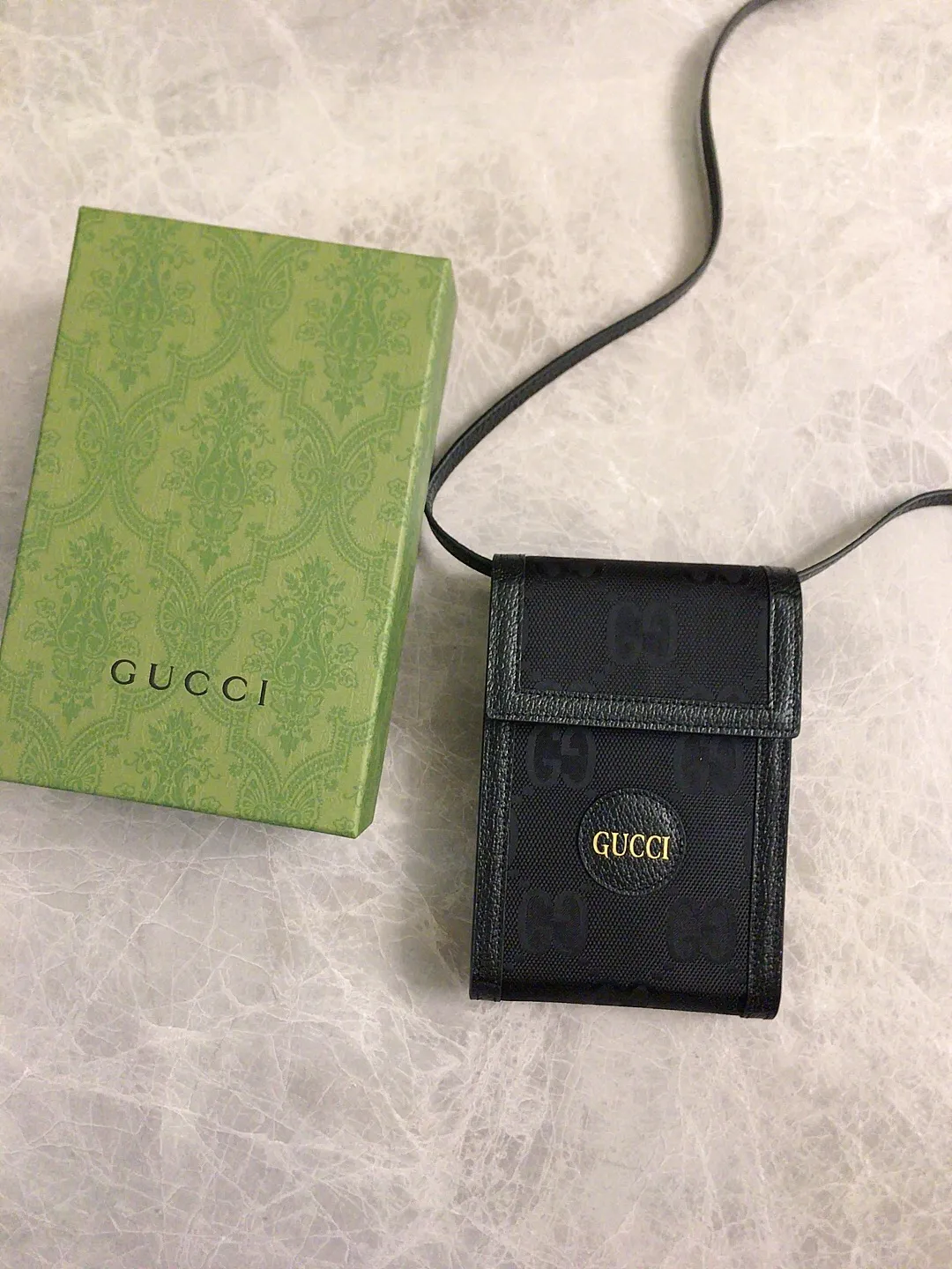 💰560 🇭🇺🇭🇺Official website sync new style‼ ️The 2020 early autumn Gucci Off The Grid series is the first series of Gucci Circular Lines. 🧵The design of this product line makes full use of a variety of recyclable and sustainably sourced organic bio-based materials 🧵Regenerated nylon is made of recyclable sewing threads and accessories 🧵Relying on a bright opaque background to highlight the brand's unique GG pattern element! 🧵Black leather piping, brass alloy metal accessories, decorated with Gucci brand genuine cowhide logo! Exquisite and stylish mobile phone bag! 🧵Model: 625599, size: 11.5x18x3.5cm