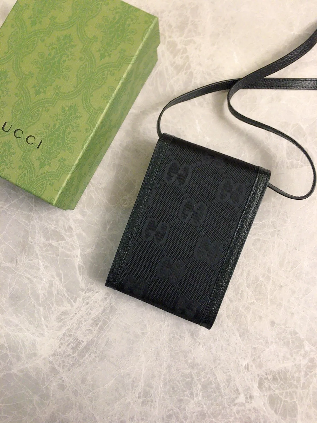 💰560 🇭🇺🇭🇺Official website sync new style‼ ️The 2020 early autumn Gucci Off The Grid series is the first series of Gucci Circular Lines. 🧵The design of this product line makes full use of a variety of recyclable and sustainably sourced organic bio-based materials 🧵Regenerated nylon is made of recyclable sewing threads and accessories 🧵Relying on a bright opaque background to highlight the brand's unique GG pattern element! 🧵Black leather piping, brass alloy metal accessories, decorated with Gucci brand genuine cowhide logo! Exquisite and stylish mobile phone bag! 🧵Model: 625599, size: 11.5x18x3.5cm
