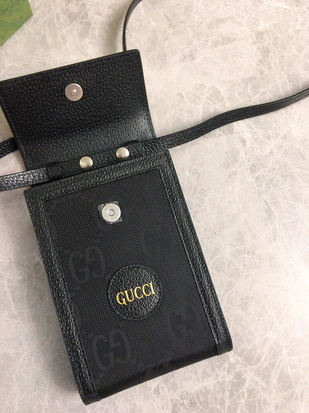 💰560 🇭🇺🇭🇺Official website sync new style‼ ️The 2020 early autumn Gucci Off The Grid series is the first series of Gucci Circular Lines. 🧵The design of this product line makes full use of a variety of recyclable and sustainably sourced organic bio-based materials 🧵Regenerated nylon is made of recyclable sewing threads and accessories 🧵Relying on a bright opaque background to highlight the brand's unique GG pattern element! 🧵Black leather piping, brass alloy metal accessories, decorated with Gucci brand genuine cowhide logo! Exquisite and stylish mobile phone bag! 🧵Model: 625599, size: 11.5x18x3.5cm