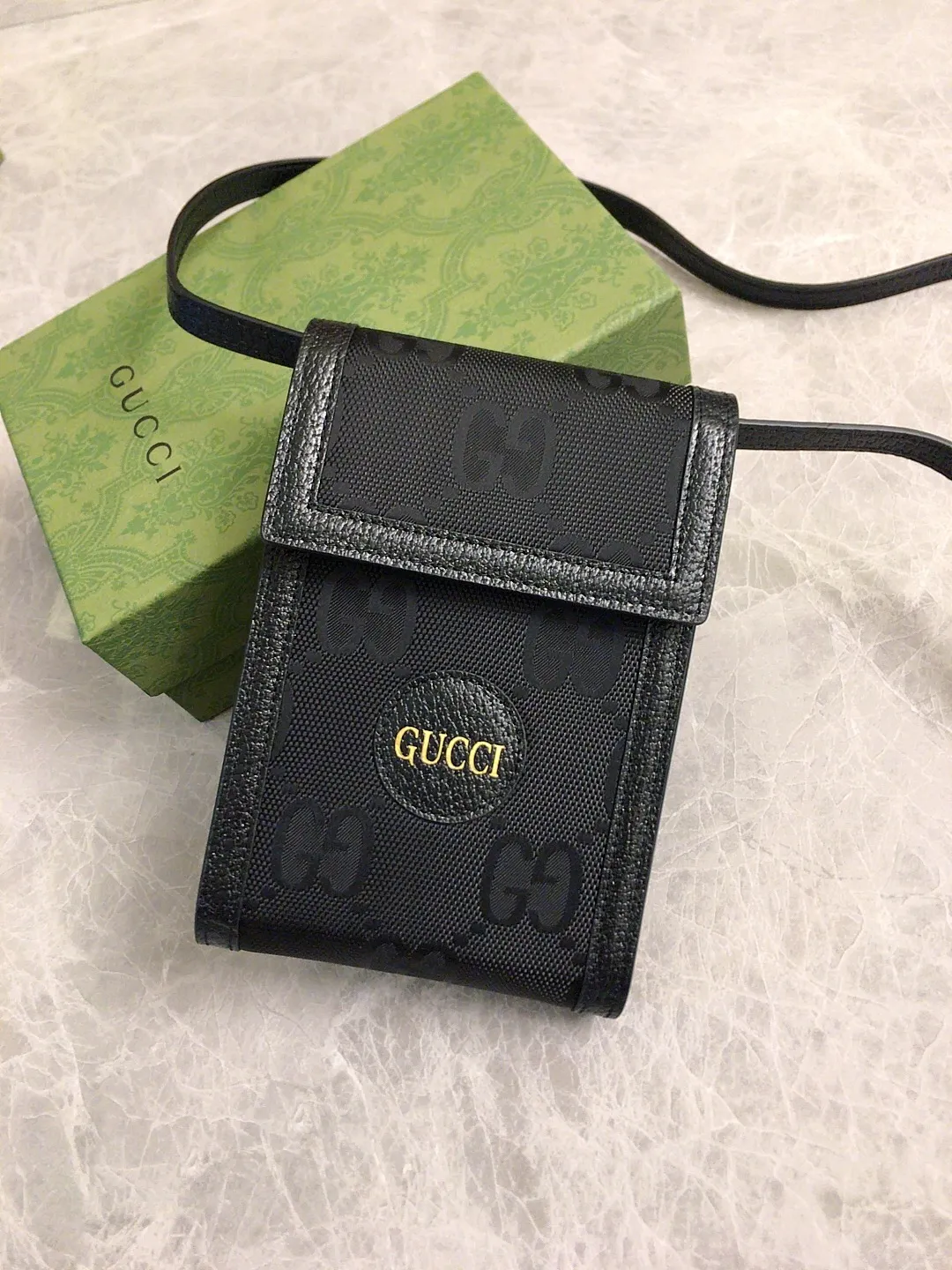 💰560 🇭🇺🇭🇺Official website sync new style‼ ️The 2020 early autumn Gucci Off The Grid series is the first series of Gucci Circular Lines. 🧵The design of this product line makes full use of a variety of recyclable and sustainably sourced organic bio-based materials 🧵Regenerated nylon is made of recyclable sewing threads and accessories 🧵Relying on a bright opaque background to highlight the brand's unique GG pattern element! 🧵Black leather piping, brass alloy metal accessories, decorated with Gucci brand genuine cowhide logo! Exquisite and stylish mobile phone bag! 🧵Model: 625599, size: 11.5x18x3.5cm