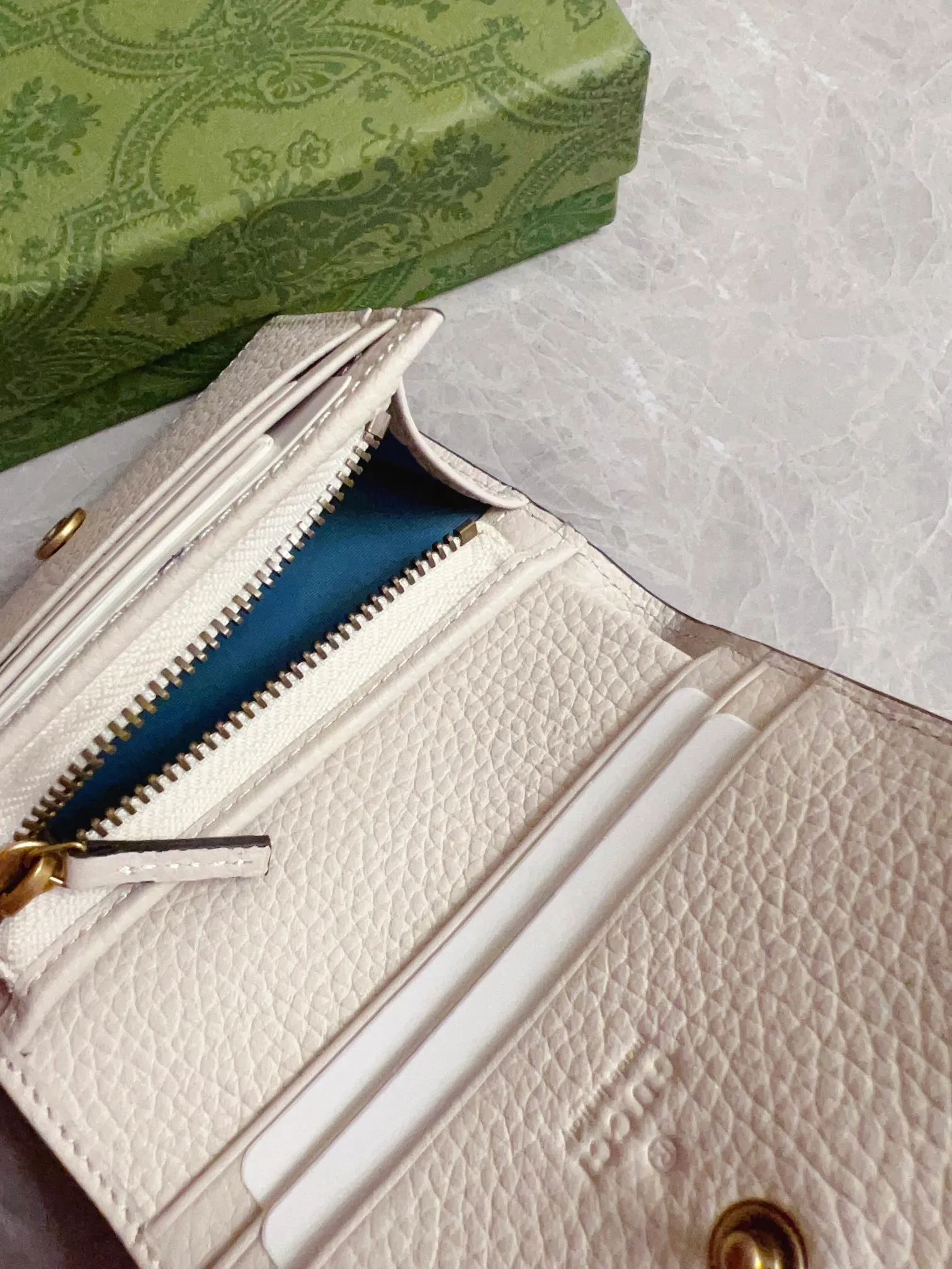 💰400 🇮🇹🇮🇹Gucci’s latest ~ small wallet with interlocking Double G python leather bow🍓🍓Exquisitely crafted from original factory calfskin, 🍓🍓The front bow is made with python leather piping and antique gold tone interlocking Double G details, 🍓🍓Iconic fashion item🍓🍓Model: 746059, Size: 11x 8.5x3cm