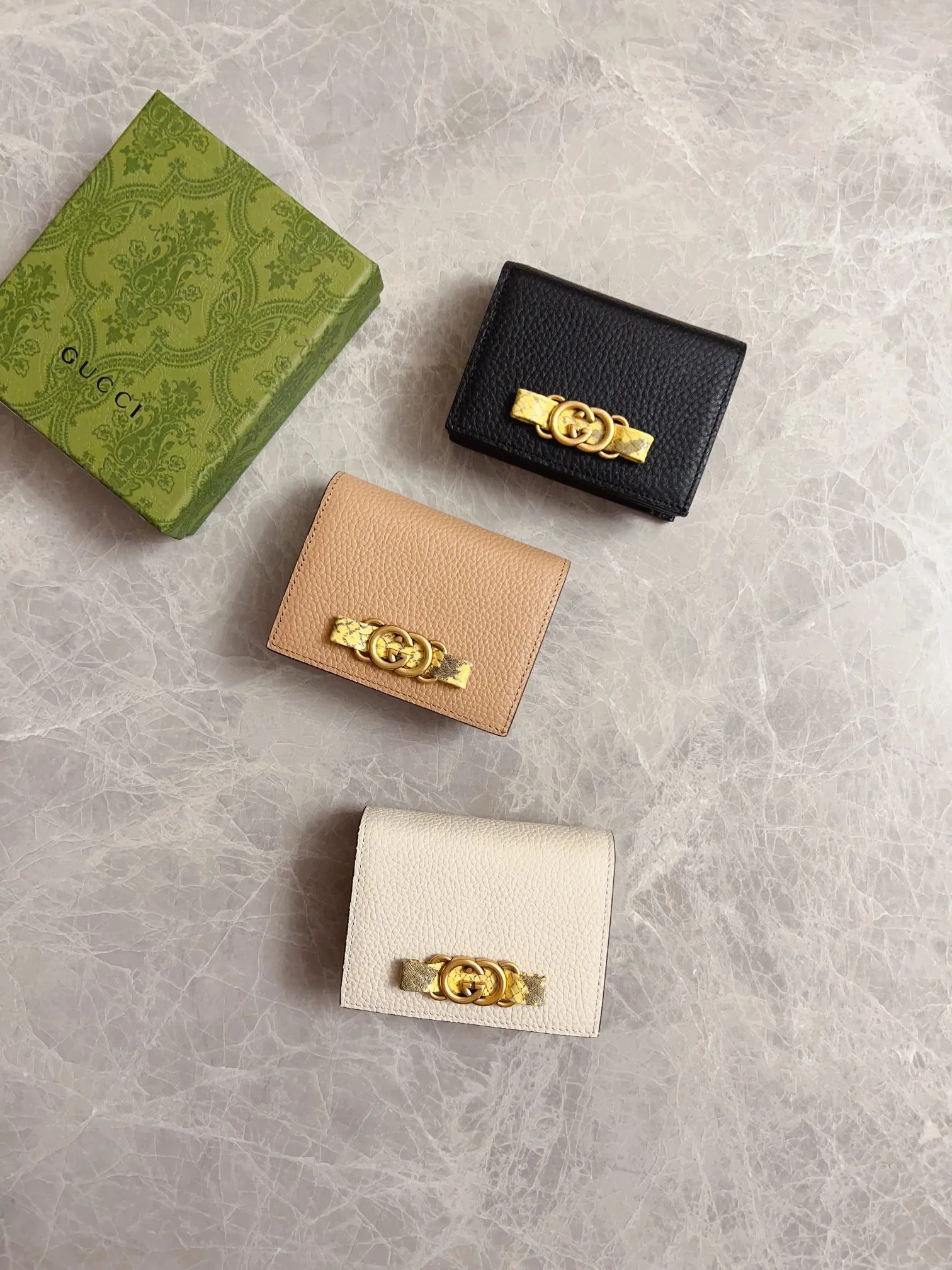 💰400 🇮🇹🇮🇹Gucci’s latest ~ small wallet with interlocking Double G python leather bow🍓🍓Exquisitely crafted from original factory calfskin, 🍓🍓The front bow is made with python leather piping and antique gold tone interlocking Double G details, 🍓🍓Iconic fashion item🍓🍓Model: 746059, Size: 11x 8.5x3cm