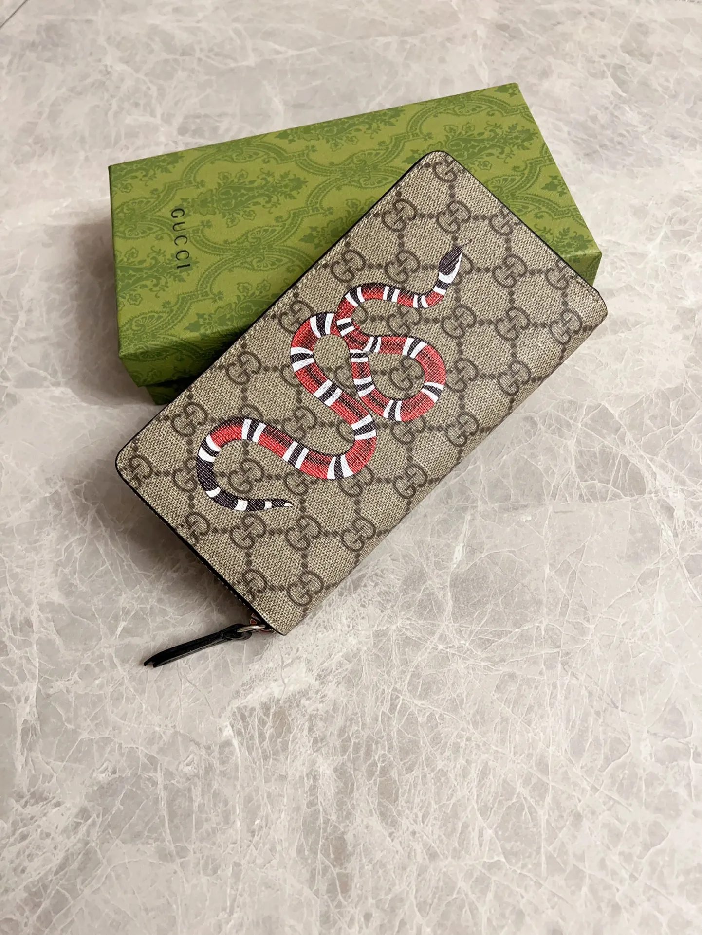 💰380 🇭🇺🇭🇺New men’s wallet! 🐍🐍Synchronized at the counter, original shaved leather with high-quality PVC fabric🐍🐍Tear-printed latest Striped Snake logo🐍🐍Cotton cloth bronze gold pull money, fine oil edge workmanship, simple and elegant, fashionable and domineering,🐍🐍Model: 451273, size: 19x10x2.5cm, color: Brown PVC-Black "Striped Snake"