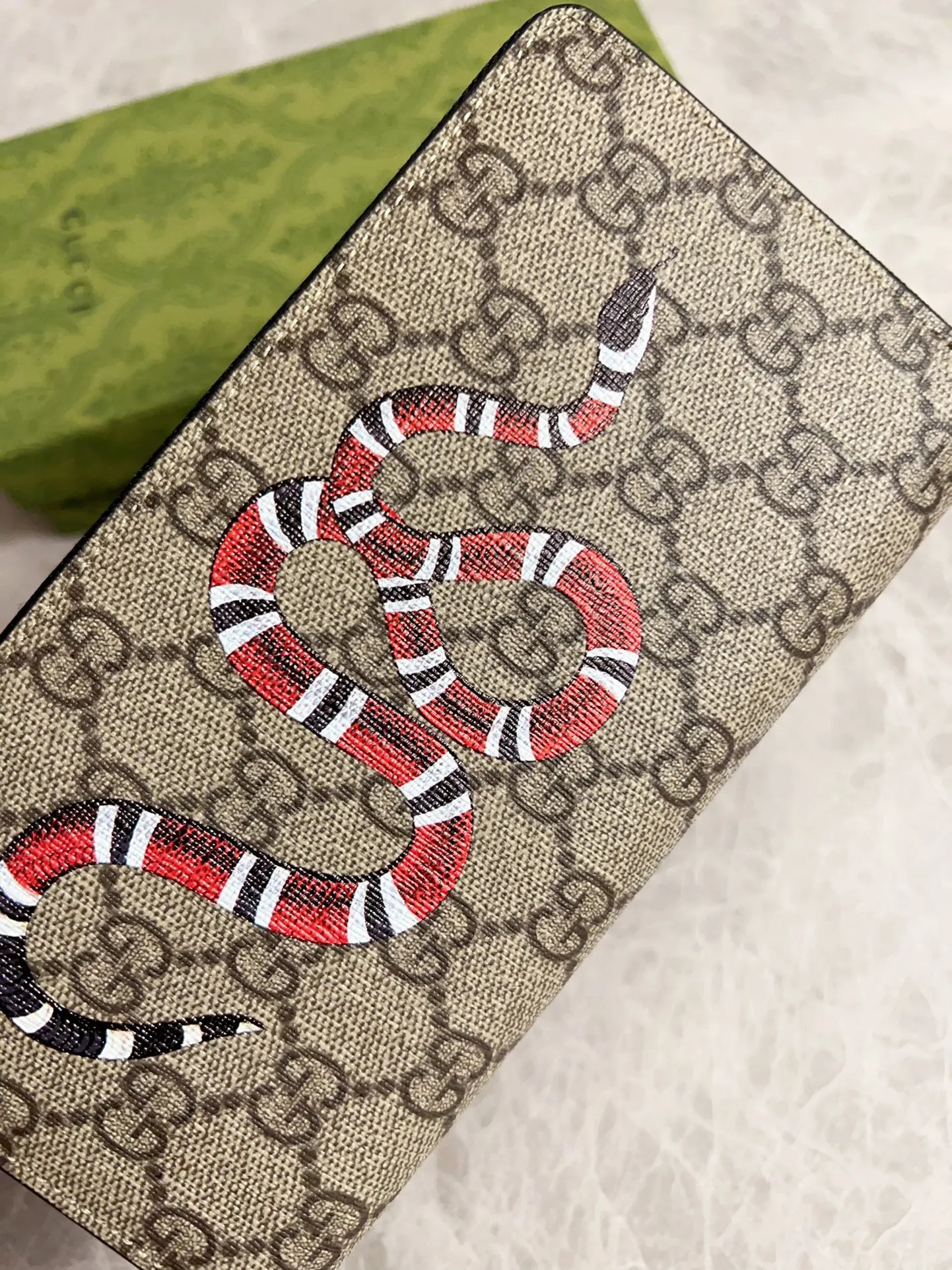 💰380 🇭🇺🇭🇺New men’s wallet! 🐍🐍Synchronized at the counter, original shaved leather with high-quality PVC fabric🐍🐍Tear-printed latest Striped Snake logo🐍🐍Cotton cloth bronze gold pull money, fine oil edge workmanship, simple and elegant, fashionable and domineering,🐍🐍Model: 451273, size: 19x10x2.5cm, color: Brown PVC-Black "Striped Snake"