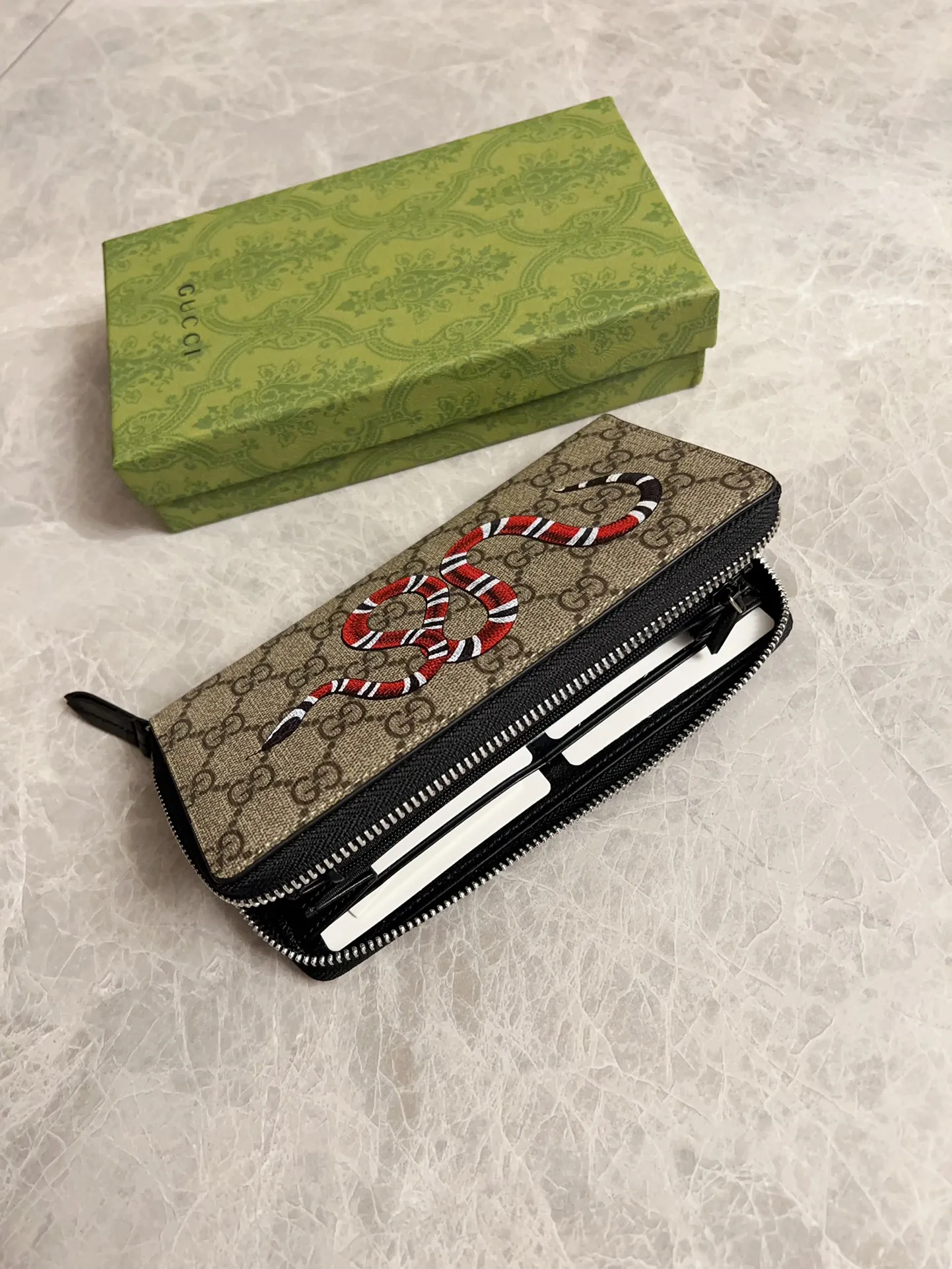 💰380 🇭🇺🇭🇺New men’s wallet! 🐍🐍Synchronized at the counter, original shaved leather with high-quality PVC fabric🐍🐍Tear-printed latest Striped Snake logo🐍🐍Cotton cloth bronze gold pull money, fine oil edge workmanship, simple and elegant, fashionable and domineering,🐍🐍Model: 451273, size: 19x10x2.5cm, color: Brown PVC-Black "Striped Snake"