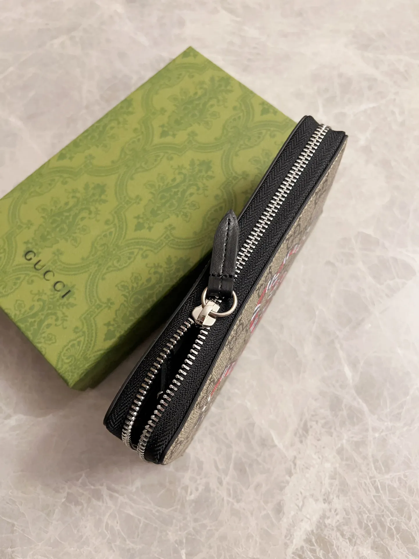 💰380 🇭🇺🇭🇺New men’s wallet! 🐍🐍Synchronized at the counter, original shaved leather with high-quality PVC fabric🐍🐍Tear-printed latest Striped Snake logo🐍🐍Cotton cloth bronze gold pull money, fine oil edge workmanship, simple and elegant, fashionable and domineering,🐍🐍Model: 451273, size: 19x10x2.5cm, color: Brown PVC-Black "Striped Snake"