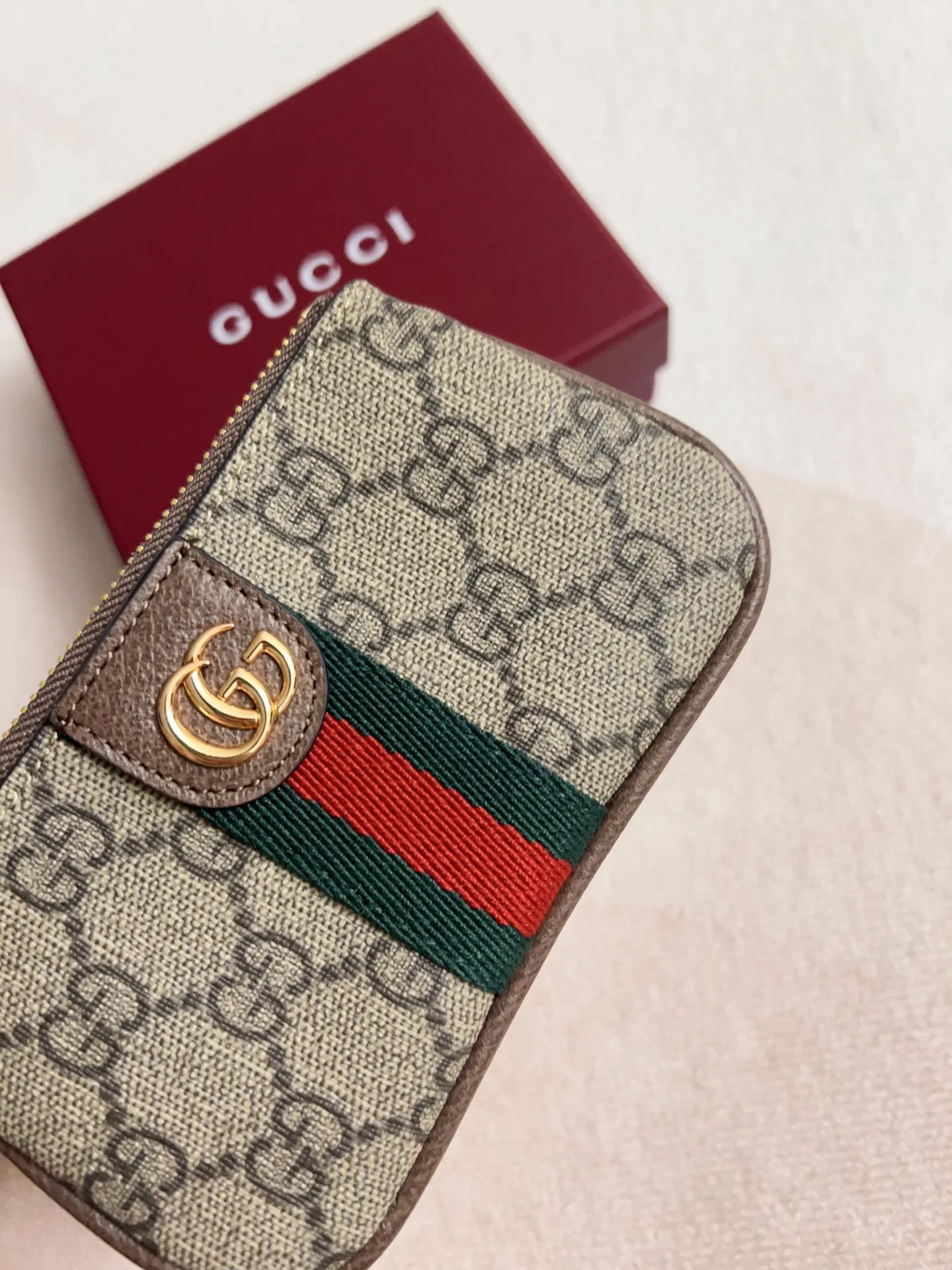 💰320 🇭🇺🇭🇺 The official website is synchronized with the new model! Ophidia series ~ lipstick bag ~ wallet, 🍉🍉 is made of GG Supreme original factory pig pattern first-layer cowhide with PVC 🍉🍉 equipped with iconic double G hardware marks, classic red and green webbing, exquisitely made! 🍉🍉Model number: 838466🍉🍉Size: 12x7.5cm, color: brown maroon