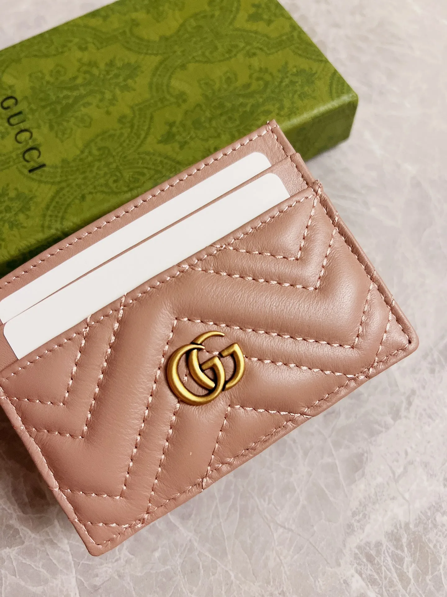 💰210 🇭🇺🇭🇺 The latest ~ GG Marmont card holder 🦄🦄 quilted with humanoid pattern, 🦄🦄 with GG logo pattern on the back, bronze hardware accessories 🦄🦄Model number: 443127, size: W10*H7cm, color: black, red, dark green, nude pink