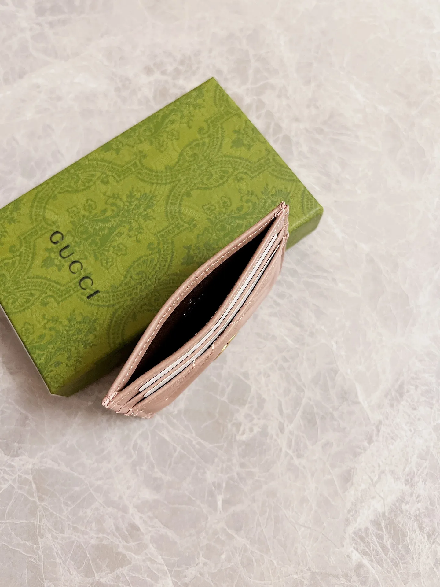 💰210 🇭🇺🇭🇺 The latest ~ GG Marmont card holder 🦄🦄 quilted with humanoid pattern, 🦄🦄 with GG logo pattern on the back, bronze hardware accessories 🦄🦄Model number: 443127, size: W10*H7cm, color: black, red, dark green, nude pink