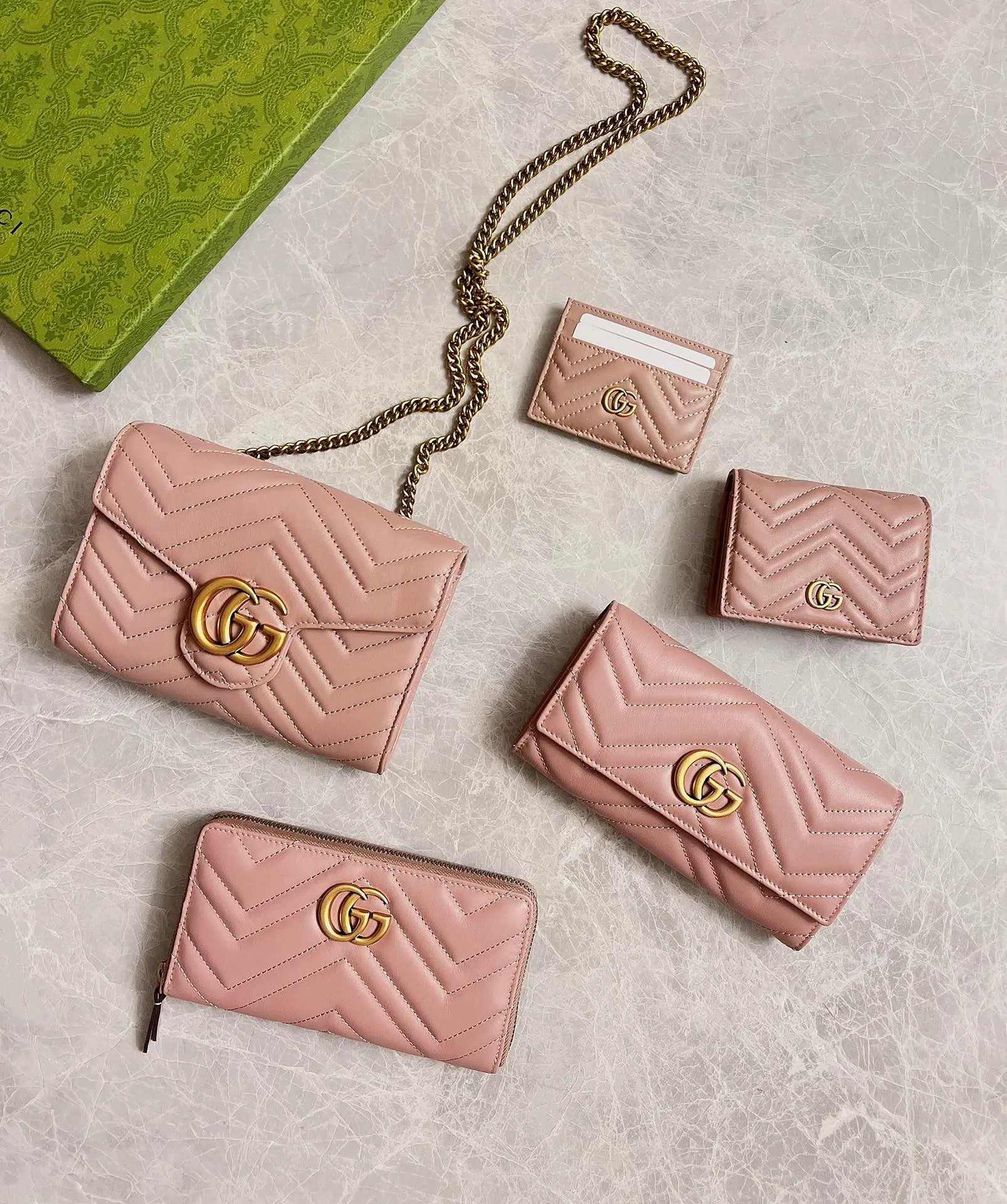 💰210 🇭🇺🇭🇺 The latest ~ GG Marmont card holder 🦄🦄 quilted with humanoid pattern, 🦄🦄 with GG logo pattern on the back, bronze hardware accessories 🦄🦄Model number: 443127, size: W10*H7cm, color: black, red, dark green, nude pink