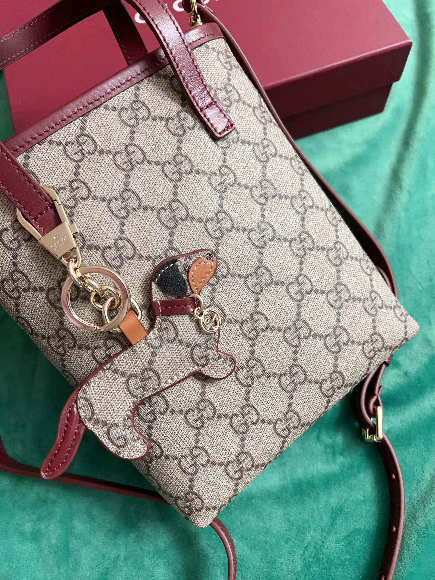 💰720 🇭🇺🇭🇺New product on official website! Exquisite small handbag (can be worn cross-body) PVC with original factory calfskin, 🧤🧤 with exquisite cute animal pendant 🧤🧤 No. 831899, size: 20x15x5cm, 🧤🧤 little red cat, puppy, panda, owl, exquisite and cute! 4 colors original single product!