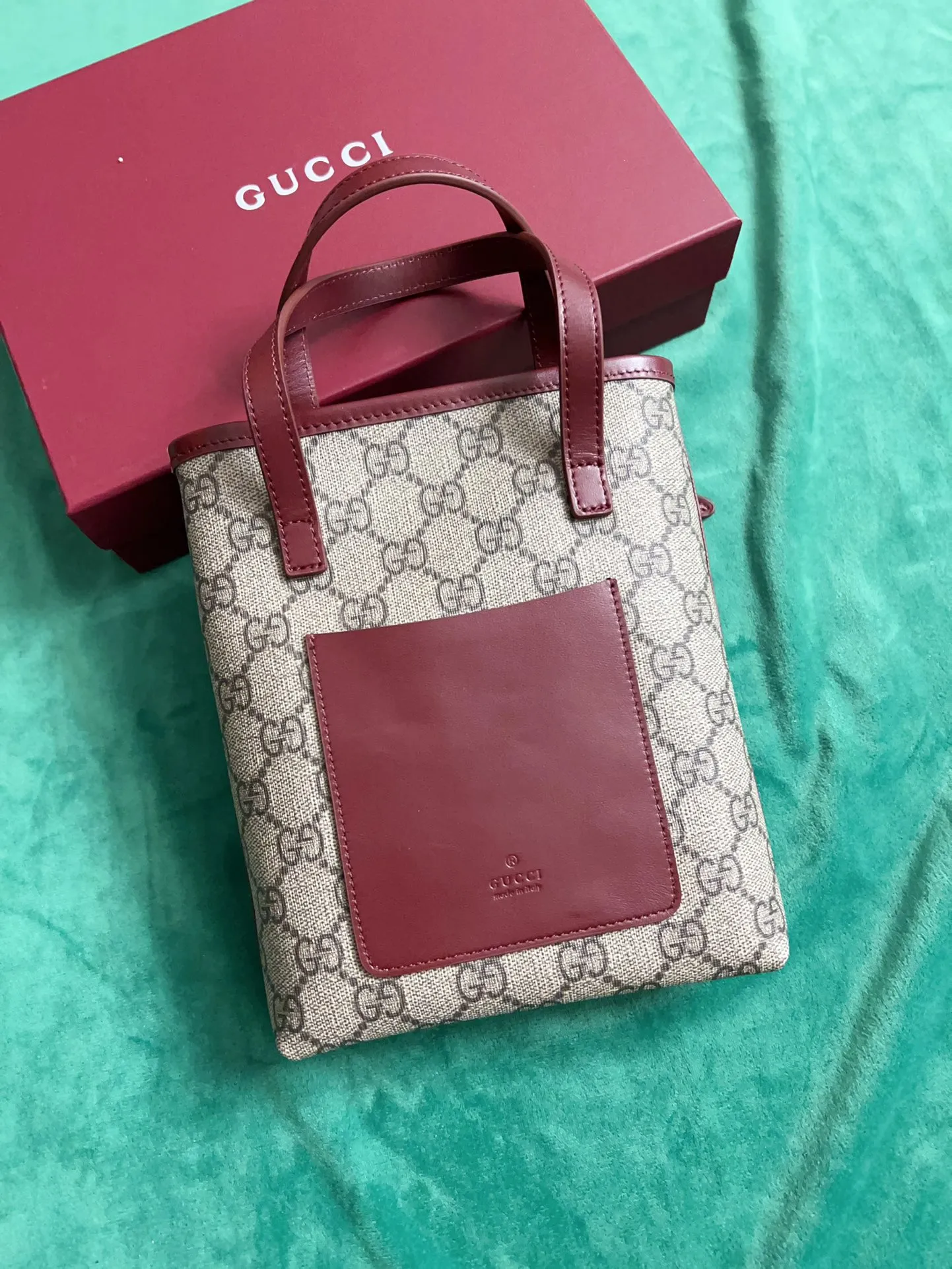 💰720 🇭🇺🇭🇺New product on official website! Exquisite small handbag (can be worn cross-body) PVC with original factory calfskin, 🧤🧤 with exquisite cute animal pendant 🧤🧤 No. 831899, size: 20x15x5cm, 🧤🧤 little red cat, puppy, panda, owl, exquisite and cute! 4 colors original single product!