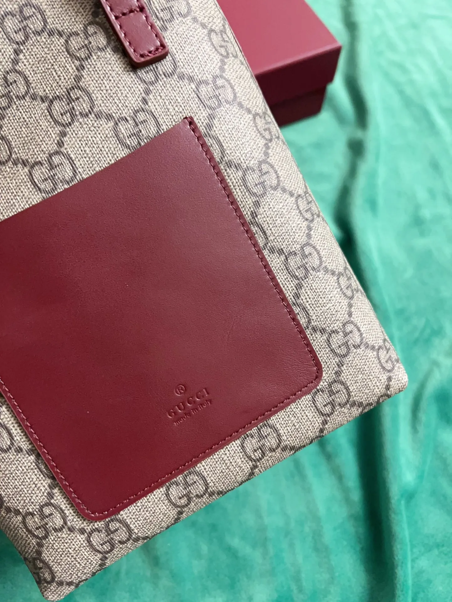 💰720 🇭🇺🇭🇺New product on official website! Exquisite small handbag (can be worn cross-body) PVC with original factory calfskin, 🧤🧤 with exquisite cute animal pendant 🧤🧤 No. 831899, size: 20x15x5cm, 🧤🧤 little red cat, puppy, panda, owl, exquisite and cute! 4 colors original single product!