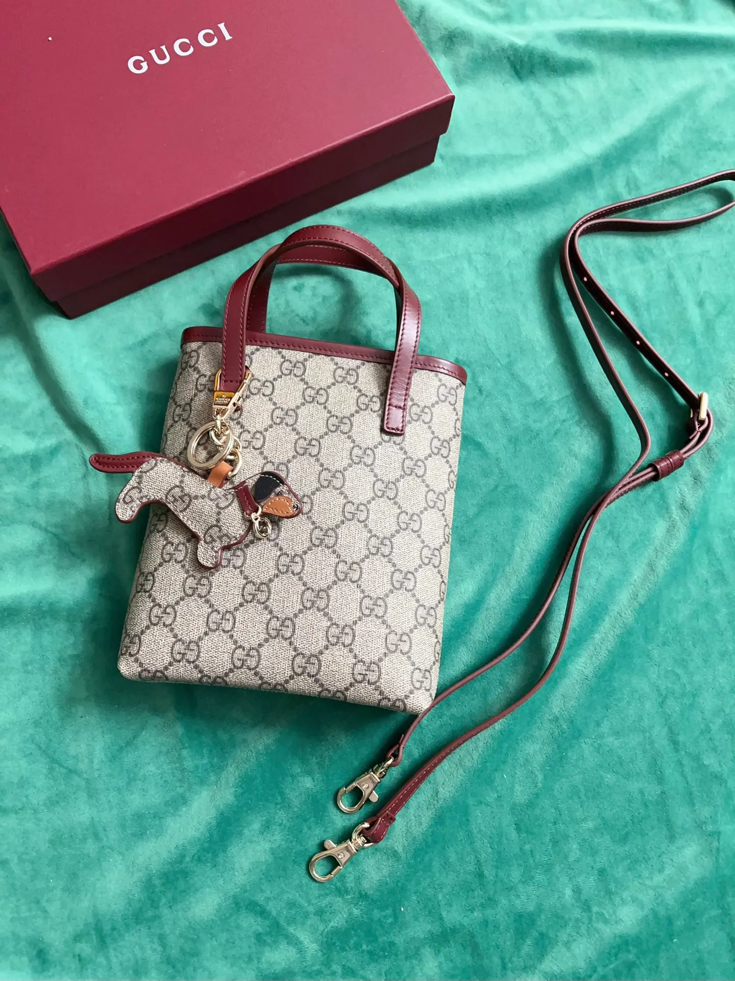 💰720 🇭🇺🇭🇺New product on official website! Exquisite small handbag (can be worn cross-body) PVC with original factory calfskin, 🧤🧤 with exquisite cute animal pendant 🧤🧤 No. 831899, size: 20x15x5cm, 🧤🧤 little red cat, puppy, panda, owl, exquisite and cute! 4 colors original single product!
