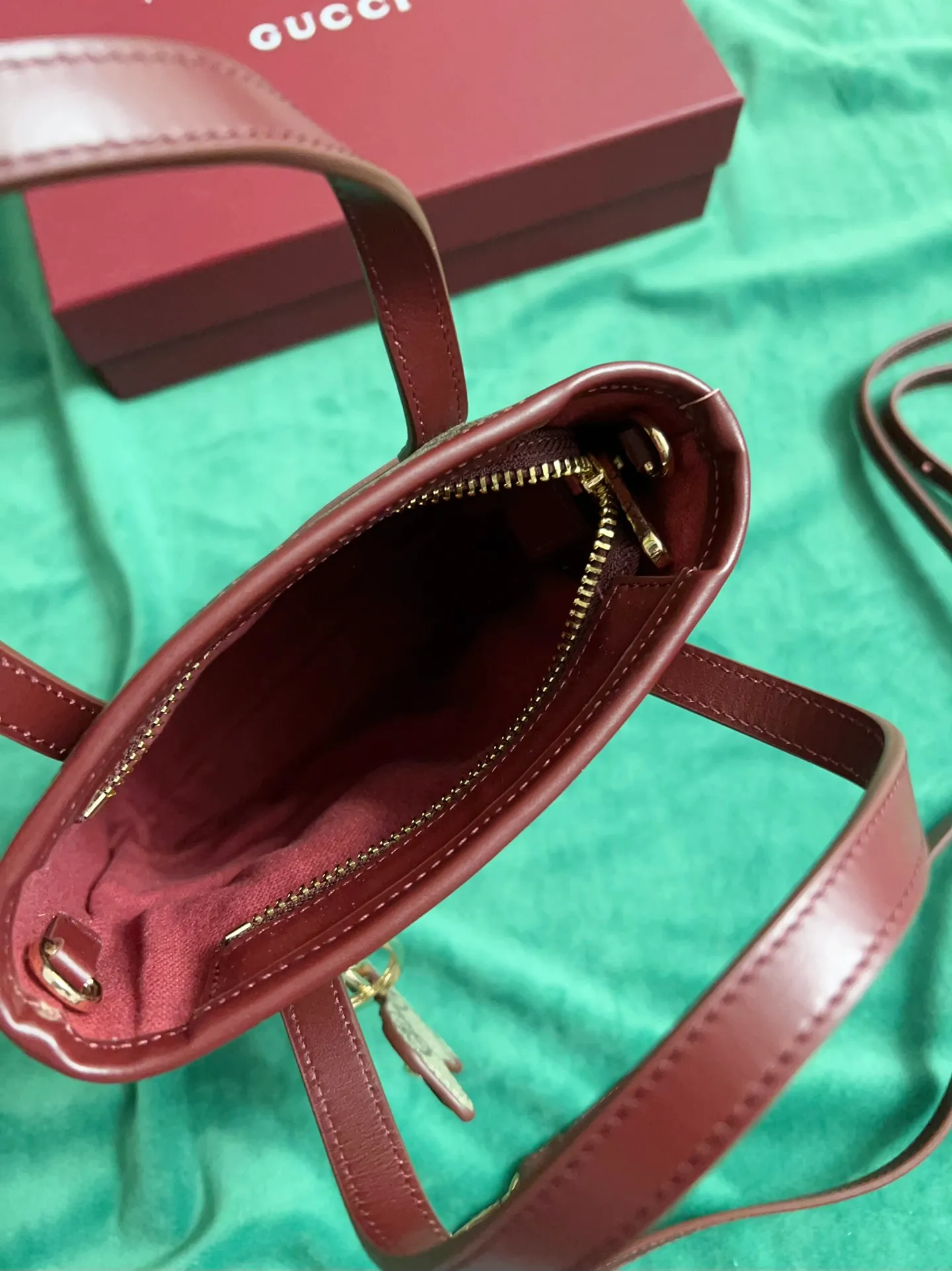 💰720 🇭🇺🇭🇺New product on official website! Exquisite small handbag (can be worn cross-body) PVC with original factory calfskin, 🧤🧤 with exquisite cute animal pendant 🧤🧤 No. 831899, size: 20x15x5cm, 🧤🧤 little red cat, puppy, panda, owl, exquisite and cute! 4 colors original single product!