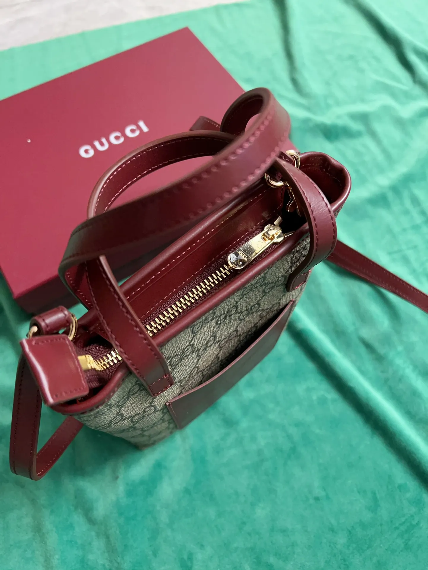 💰720 🇭🇺🇭🇺New product on official website! Exquisite small handbag (can be worn cross-body) PVC with original factory calfskin, 🧤🧤 with exquisite cute animal pendant 🧤🧤 No. 831899, size: 20x15x5cm, 🧤🧤 little red cat, puppy, panda, owl, exquisite and cute! 4 colors original single product!