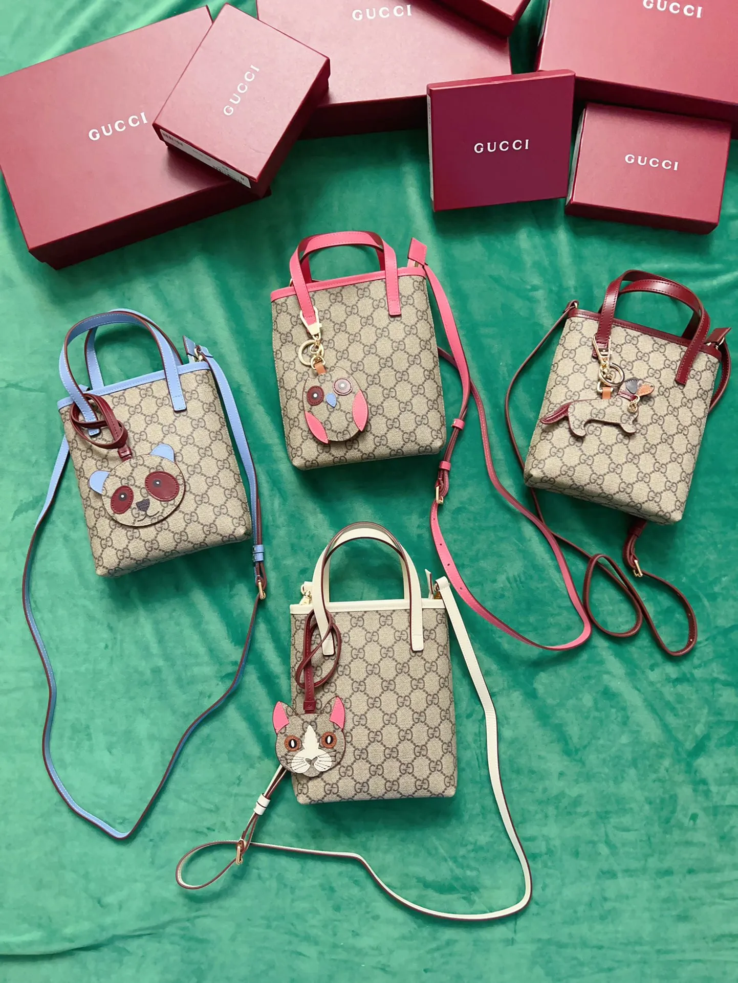 💰720 🇭🇺🇭🇺New product on official website! Exquisite small handbag (can be worn cross-body) PVC with original factory calfskin, 🧤🧤 with exquisite cute animal pendant 🧤🧤 No. 831899, size: 20x15x5cm, 🧤🧤 little red cat, puppy, panda, owl, exquisite and cute! 4 colors original single product!