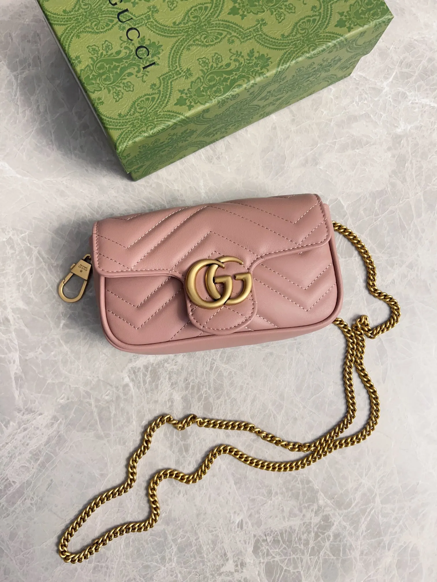 💰600 upgraded version 🇭🇺🇭🇺GUCCI official website updated simultaneously ~ GG marmont series 🐡🐡The latest mini bag, a cute and stylish artifact 🐡🐡The cute design is more practical and can easily accommodate plus mobile phones, lipsticks, and small card holders🐡🐡Imported calfskin is soft to the touch, fashionable and compact! 🐡🐡 Model: 476433, size: 16.5*10.2*5.1 cm, color: black, green, white, bright red, nude pink