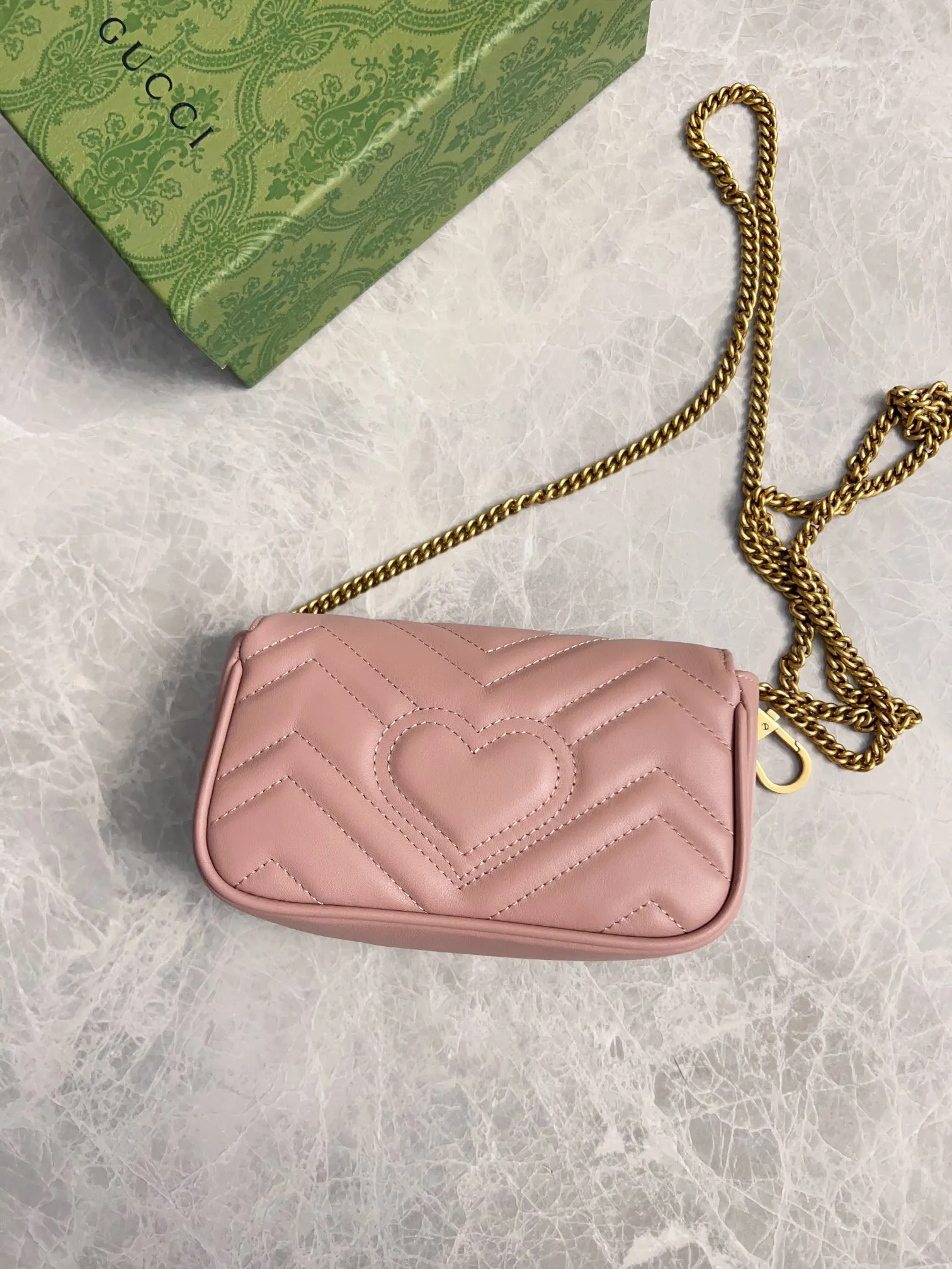 💰600 upgraded version 🇭🇺🇭🇺GUCCI official website updated simultaneously ~ GG marmont series 🐡🐡The latest mini bag, a cute and stylish artifact 🐡🐡The cute design is more practical and can easily accommodate plus mobile phones, lipsticks, and small card holders🐡🐡Imported calfskin is soft to the touch, fashionable and compact! 🐡🐡 Model: 476433, size: 16.5*10.2*5.1 cm, color: black, green, white, bright red, nude pink