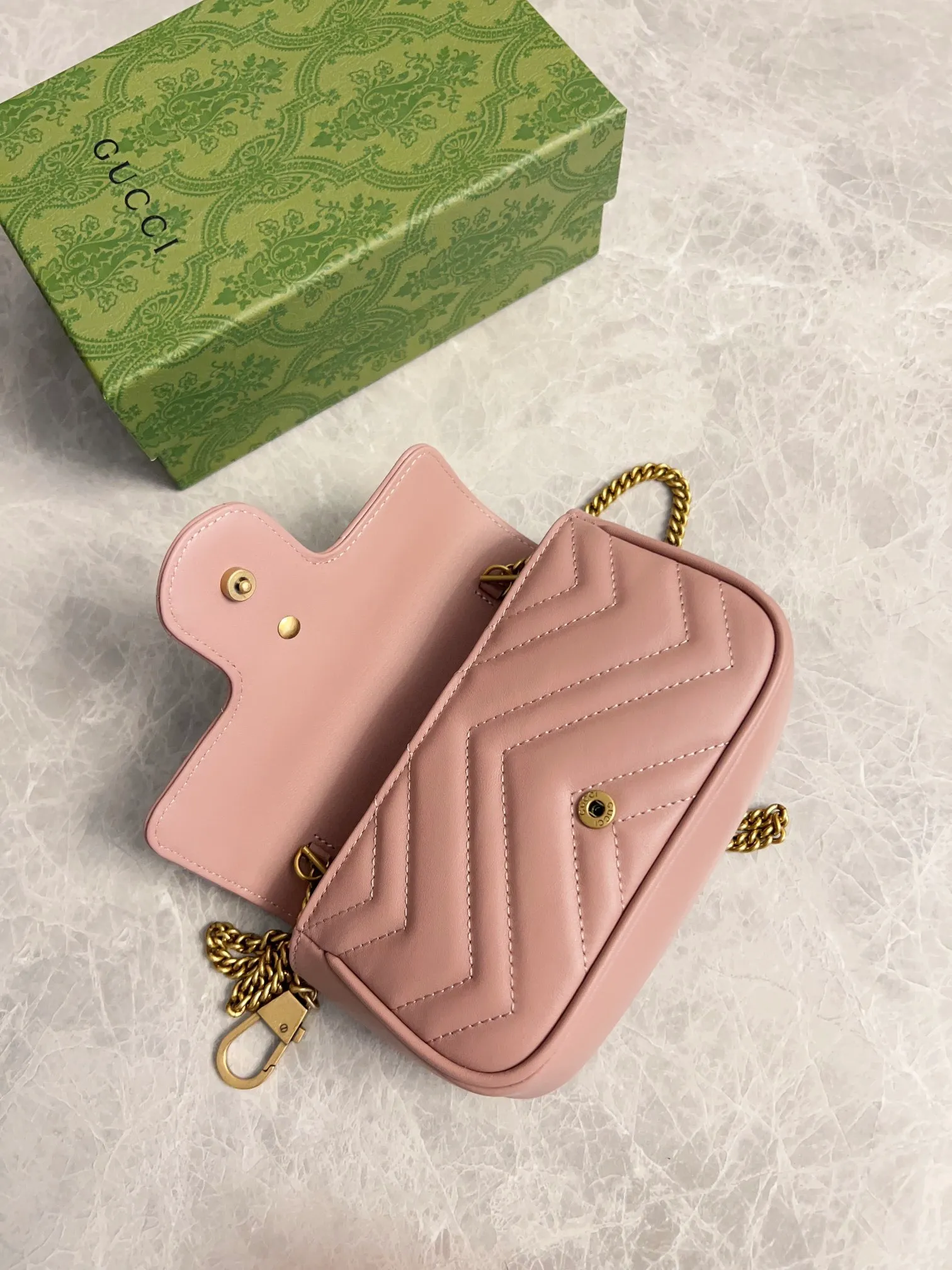 💰600 upgraded version 🇭🇺🇭🇺GUCCI official website updated simultaneously ~ GG marmont series 🐡🐡The latest mini bag, a cute and stylish artifact 🐡🐡The cute design is more practical and can easily accommodate plus mobile phones, lipsticks, and small card holders🐡🐡Imported calfskin is soft to the touch, fashionable and compact! 🐡🐡 Model: 476433, size: 16.5*10.2*5.1 cm, color: black, green, white, bright red, nude pink