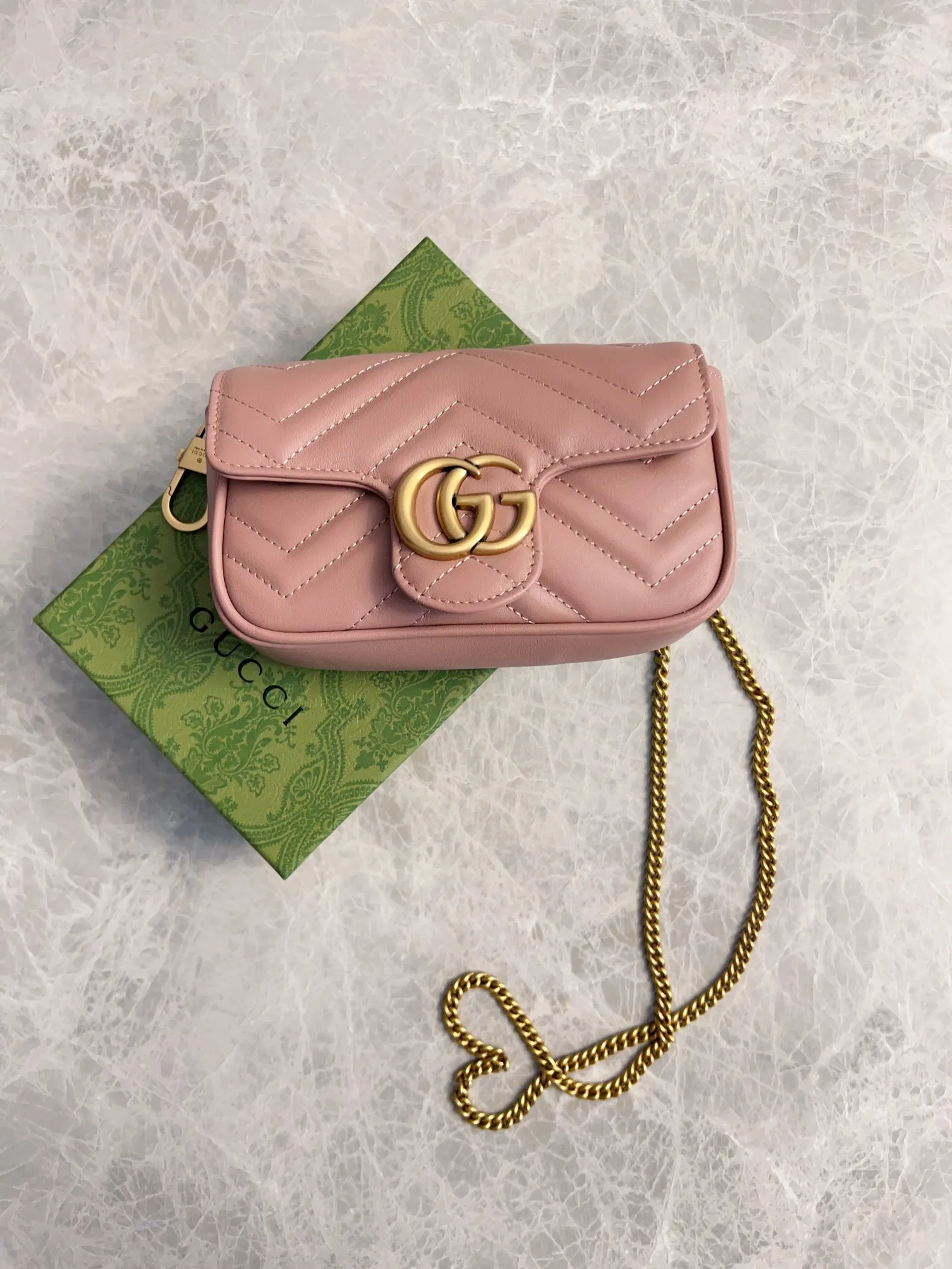 💰600 upgraded version 🇭🇺🇭🇺GUCCI official website updated simultaneously ~ GG marmont series 🐡🐡The latest mini bag, a cute and stylish artifact 🐡🐡The cute design is more practical and can easily accommodate plus mobile phones, lipsticks, and small card holders🐡🐡Imported calfskin is soft to the touch, fashionable and compact! 🐡🐡 Model: 476433, size: 16.5*10.2*5.1 cm, color: black, green, white, bright red, nude pink