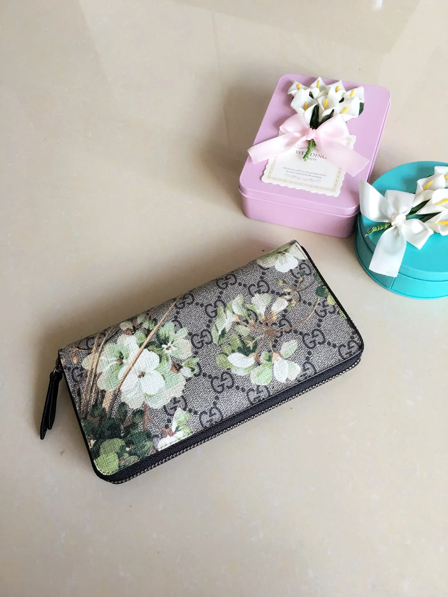 💰400 🇮🇹🇮🇹New colors available! 🌳🌳 Latest personalized fashion 🌹🌹Women's zipper wallet 404071 "Tear-off flower PVC" with original cowhide, original hardware 🌻🌻Leading fashion temperament, super classy🌸🌸 Coffee, cherry blossom pink, maroon, green flower/black, ice blue flower-big red, ice blue flower-black 🌷🌷6 colors available, size 19.5～10～2.5