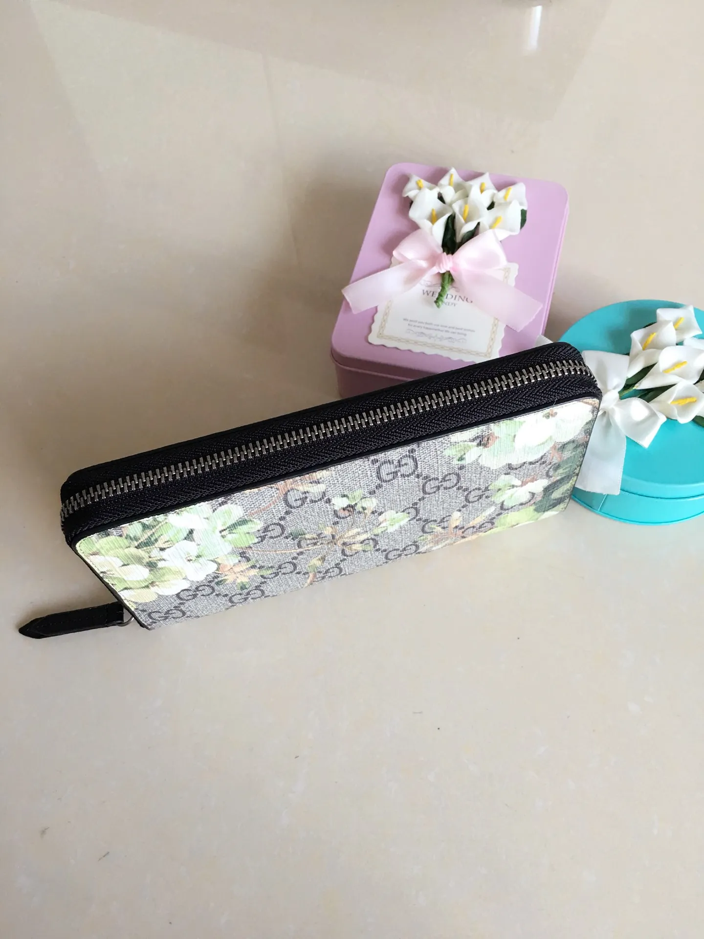 💰400 🇮🇹🇮🇹New colors available! 🌳🌳 Latest personalized fashion 🌹🌹Women's zipper wallet 404071 "Tear-off flower PVC" with original cowhide, original hardware 🌻🌻Leading fashion temperament, super classy🌸🌸 Coffee, cherry blossom pink, maroon, green flower/black, ice blue flower-big red, ice blue flower-black 🌷🌷6 colors available, size 19.5～10～2.5