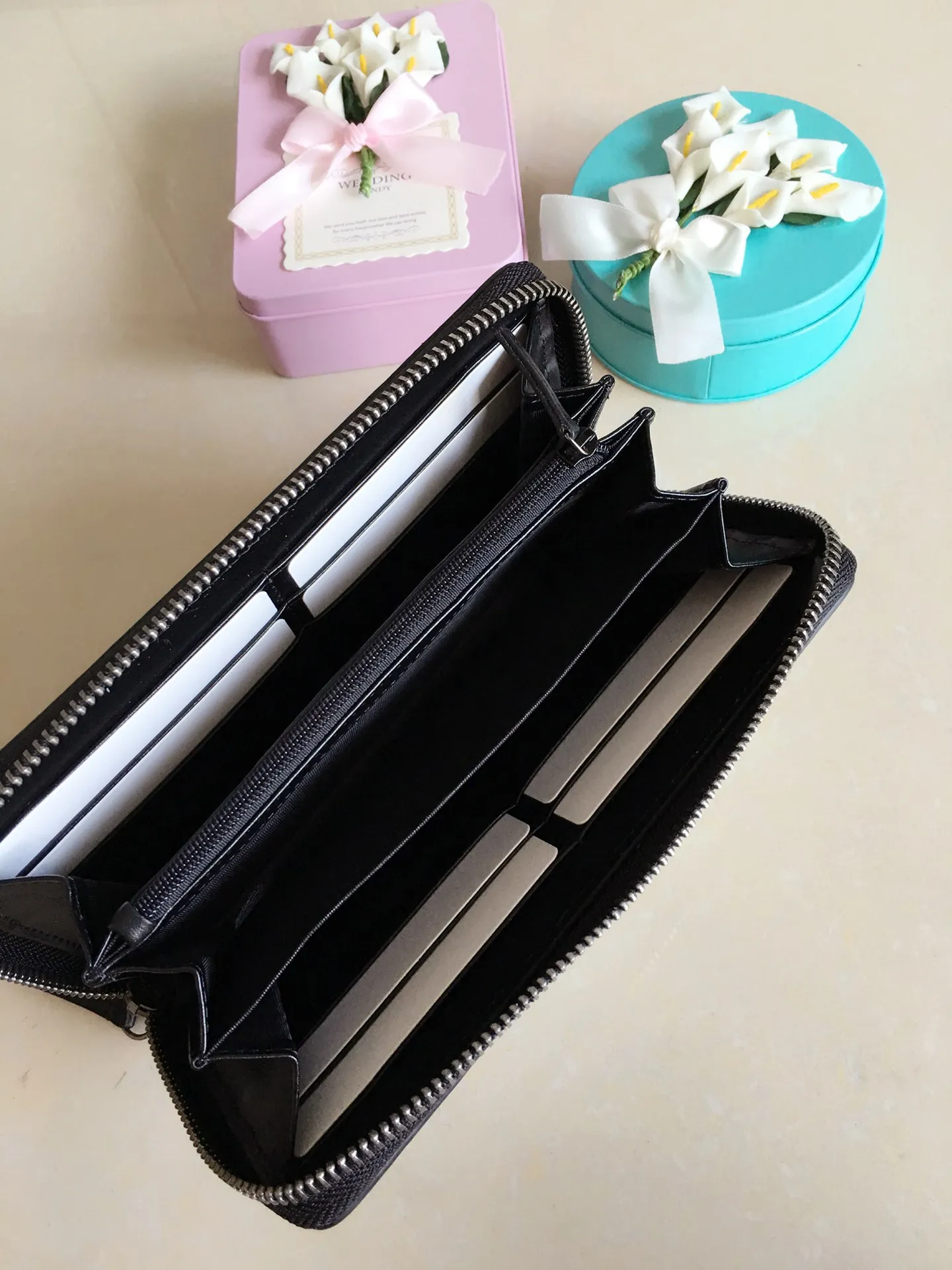 💰400 🇮🇹🇮🇹New colors available! 🌳🌳 Latest personalized fashion 🌹🌹Women's zipper wallet 404071 "Tear-off flower PVC" with original cowhide, original hardware 🌻🌻Leading fashion temperament, super classy🌸🌸 Coffee, cherry blossom pink, maroon, green flower/black, ice blue flower-big red, ice blue flower-black 🌷🌷6 colors available, size 19.5～10～2.5