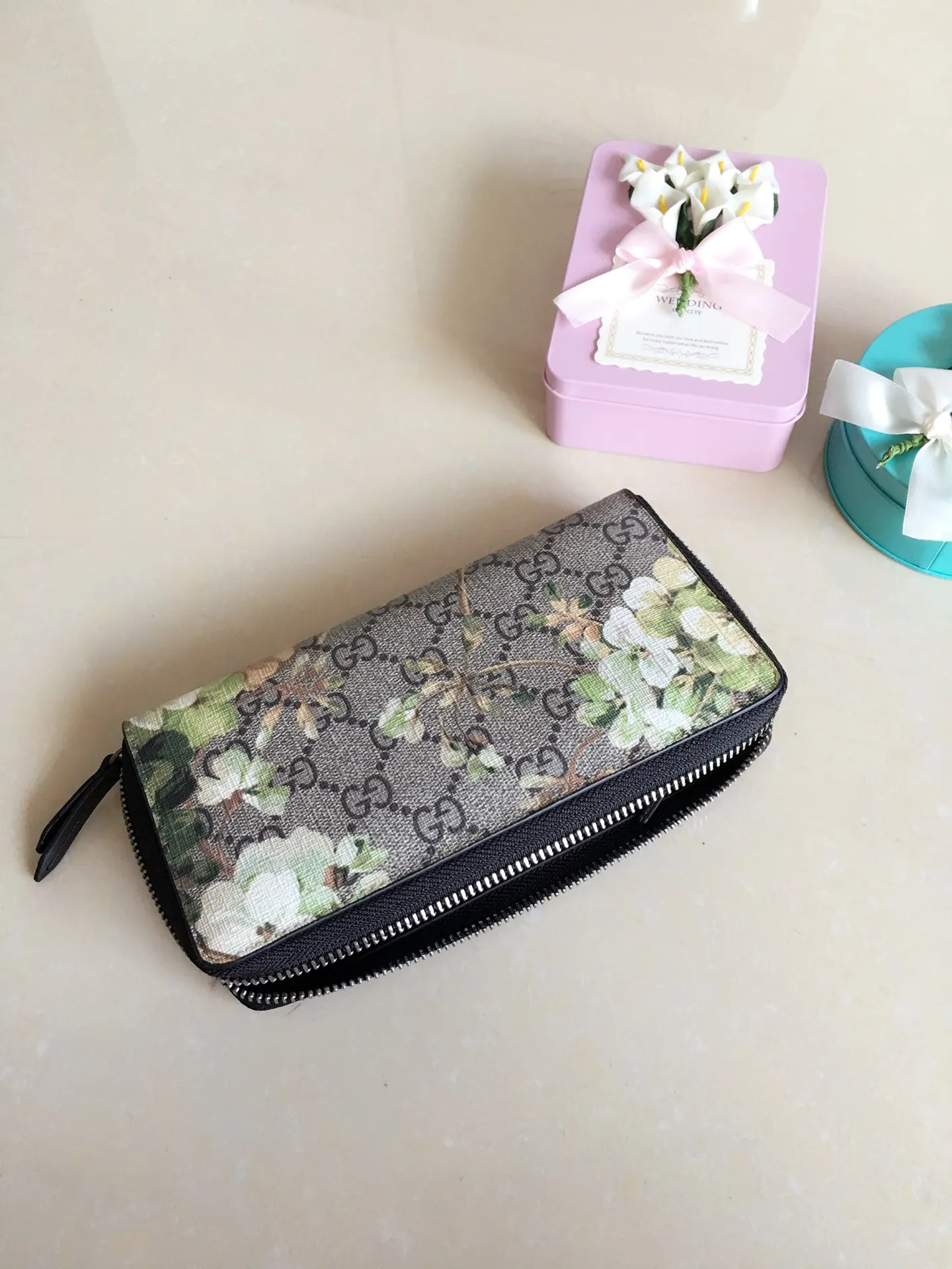 💰400 🇮🇹🇮🇹New colors available! 🌳🌳 Latest personalized fashion 🌹🌹Women's zipper wallet 404071 "Tear-off flower PVC" with original cowhide, original hardware 🌻🌻Leading fashion temperament, super classy🌸🌸 Coffee, cherry blossom pink, maroon, green flower/black, ice blue flower-big red, ice blue flower-black 🌷🌷6 colors available, size 19.5～10～2.5