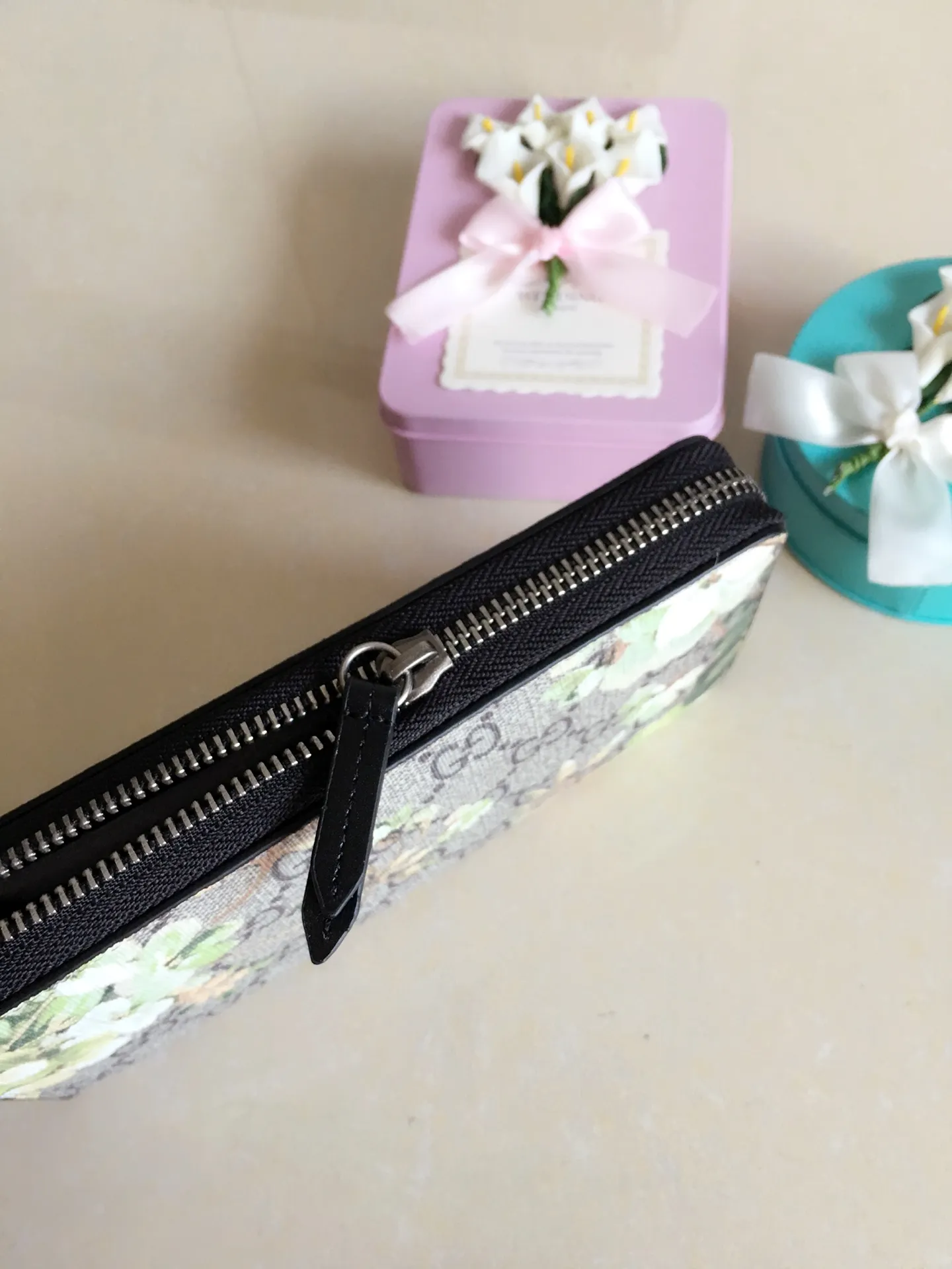 💰400 🇮🇹🇮🇹New colors available! 🌳🌳 Latest personalized fashion 🌹🌹Women's zipper wallet 404071 "Tear-off flower PVC" with original cowhide, original hardware 🌻🌻Leading fashion temperament, super classy🌸🌸 Coffee, cherry blossom pink, maroon, green flower/black, ice blue flower-big red, ice blue flower-black 🌷🌷6 colors available, size 19.5～10～2.5