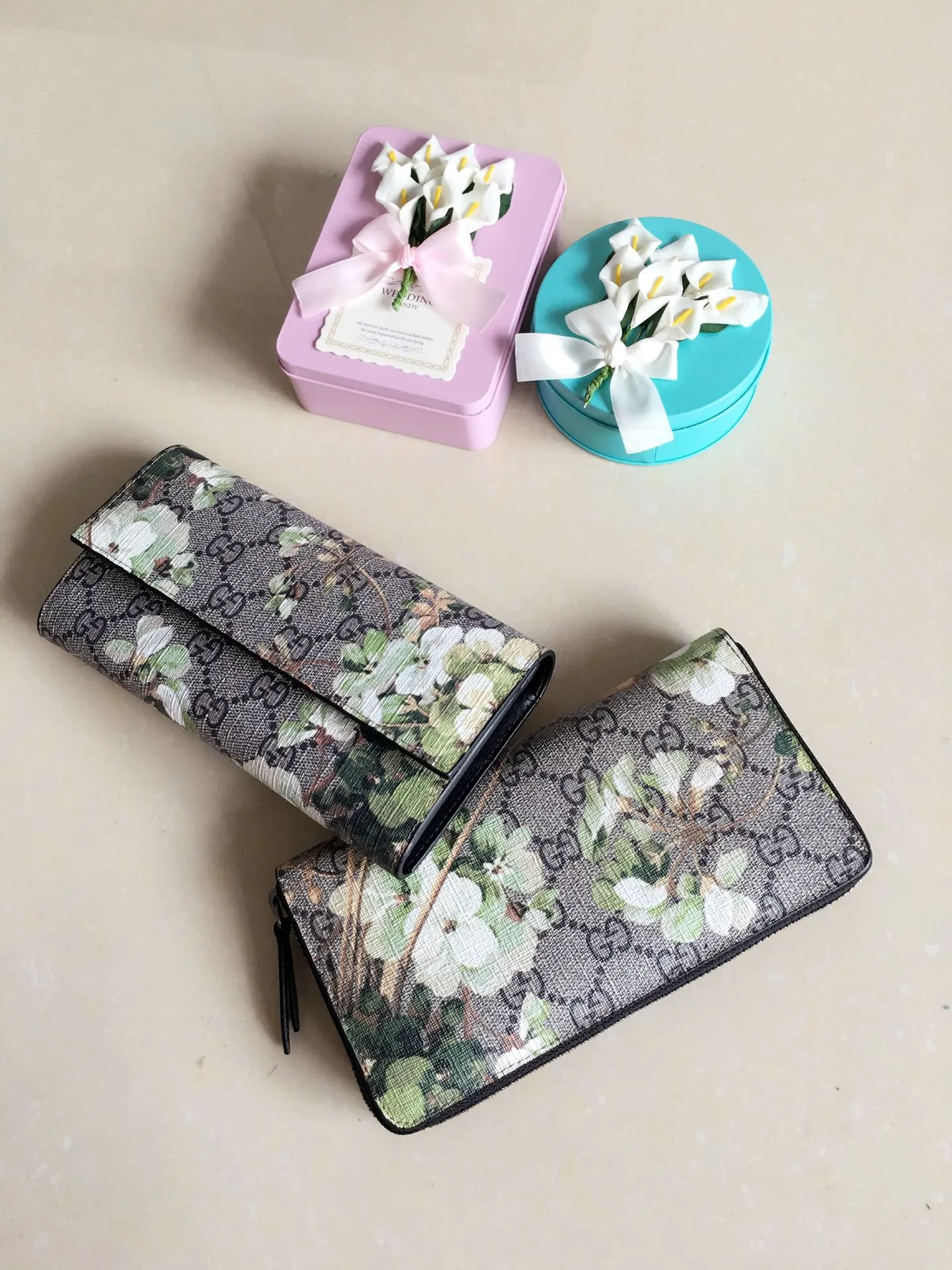 💰400 🇮🇹🇮🇹New colors available! 🌳🌳 Latest personalized fashion 🌹🌹Women's zipper wallet 404071 "Tear-off flower PVC" with original cowhide, original hardware 🌻🌻Leading fashion temperament, super classy🌸🌸 Coffee, cherry blossom pink, maroon, green flower/black, ice blue flower-big red, ice blue flower-black 🌷🌷6 colors available, size 19.5～10～2.5