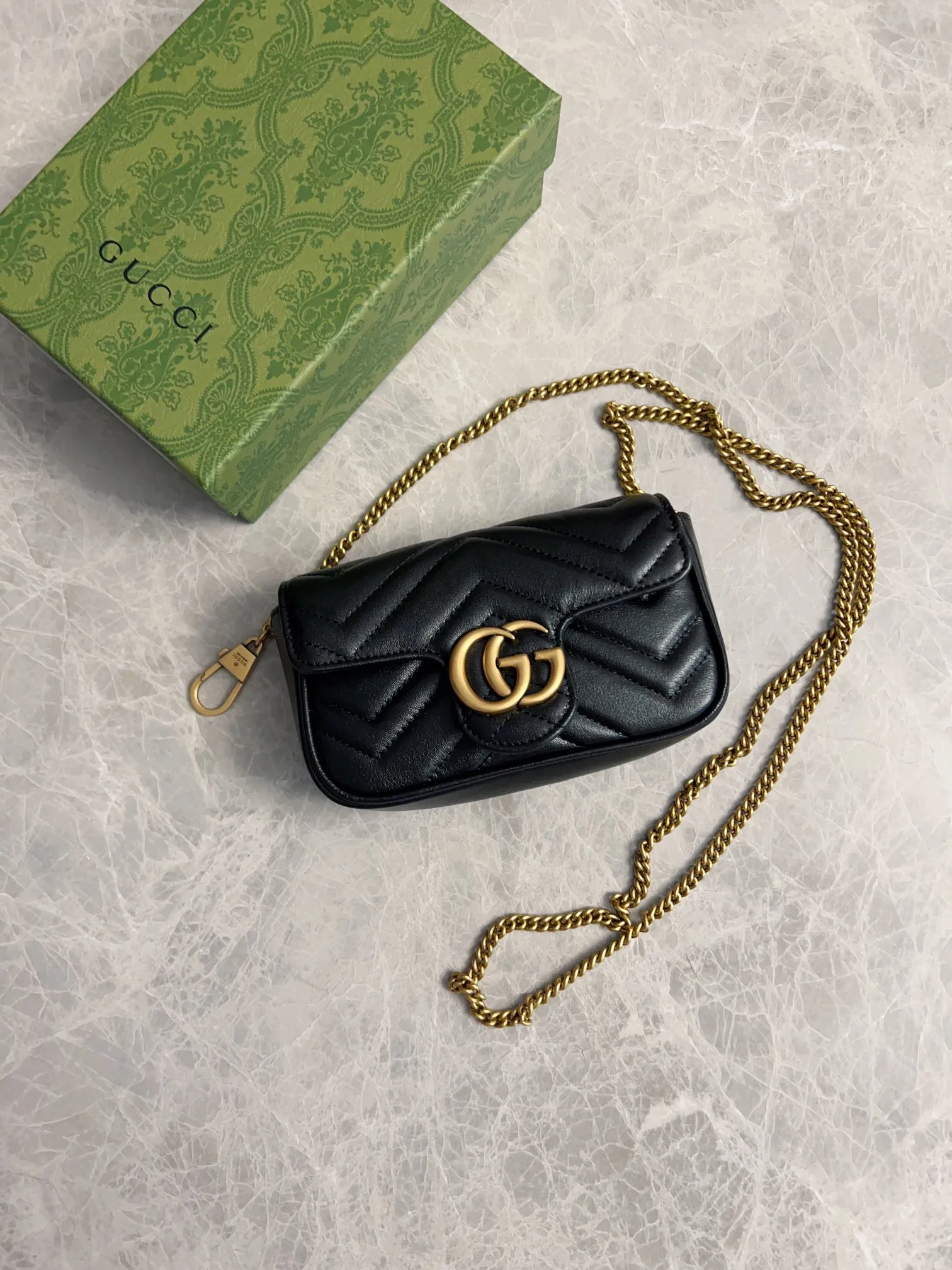 💰600 upgraded version 🇭🇺🇭🇺GUCCI official website updated simultaneously ~ GG marmont series 🐡🐡The latest mini bag, a cute and stylish artifact 🐡🐡The cute design is more practical and can easily accommodate plus mobile phones, lipsticks, and small card holders🐡🐡Imported calfskin is soft to the touch, fashionable and compact! 🐡🐡 Model: 476433, size: 16.5*10.2*5.1 cm, color: black, green, white, bright red, nude pink