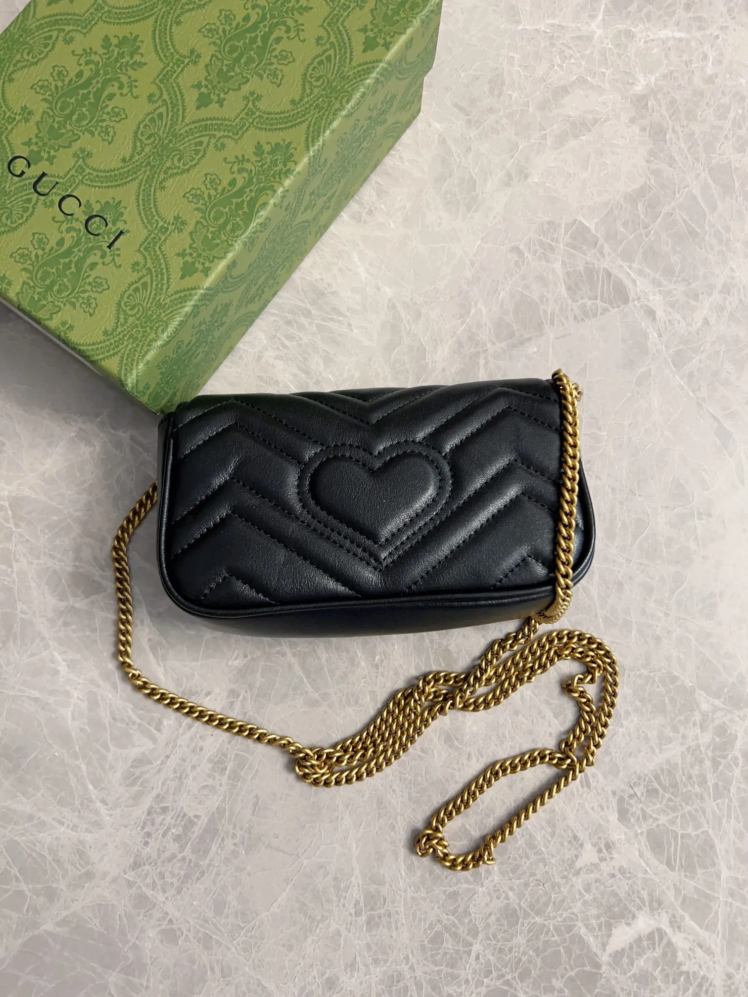 💰600 upgraded version 🇭🇺🇭🇺GUCCI official website updated simultaneously ~ GG marmont series 🐡🐡The latest mini bag, a cute and stylish artifact 🐡🐡The cute design is more practical and can easily accommodate plus mobile phones, lipsticks, and small card holders🐡🐡Imported calfskin is soft to the touch, fashionable and compact! 🐡🐡 Model: 476433, size: 16.5*10.2*5.1 cm, color: black, green, white, bright red, nude pink