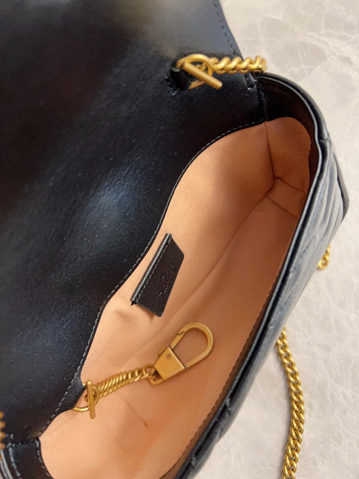💰600 upgraded version 🇭🇺🇭🇺GUCCI official website updated simultaneously ~ GG marmont series 🐡🐡The latest mini bag, a cute and stylish artifact 🐡🐡The cute design is more practical and can easily accommodate plus mobile phones, lipsticks, and small card holders🐡🐡Imported calfskin is soft to the touch, fashionable and compact! 🐡🐡 Model: 476433, size: 16.5*10.2*5.1 cm, color: black, green, white, bright red, nude pink